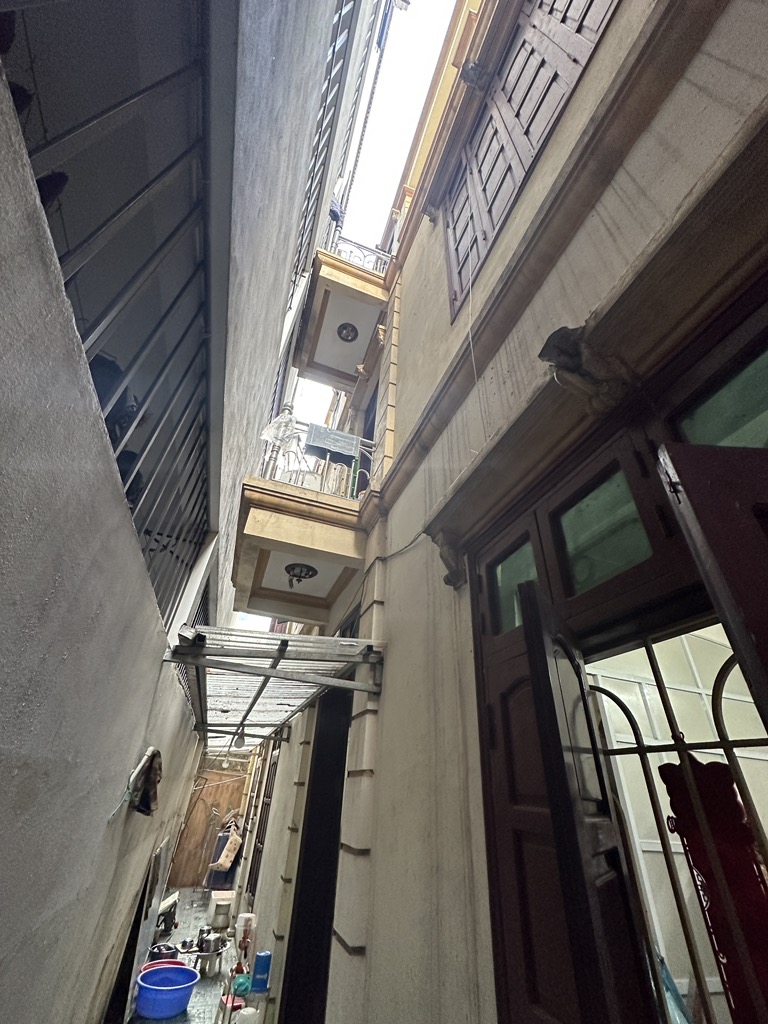 Bán nhà Đông Thiên - diện tích 180m2 3 tầng - ô tô đỗ cửa - giá 31,4 tỷ