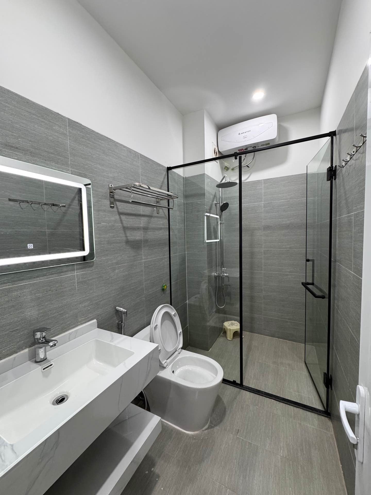 Bán nhà ngõ Quỳnh - diện tích 31m2 5 tầng - Ô tô đỗ cổng - giá 10,35 tỷ