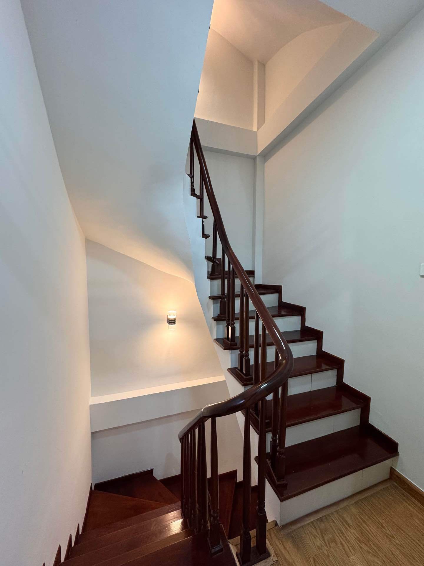 Bán nhà ngõ Quỳnh - diện tích 31m2 5 tầng - Ô tô đỗ cổng - giá 10,35 tỷ