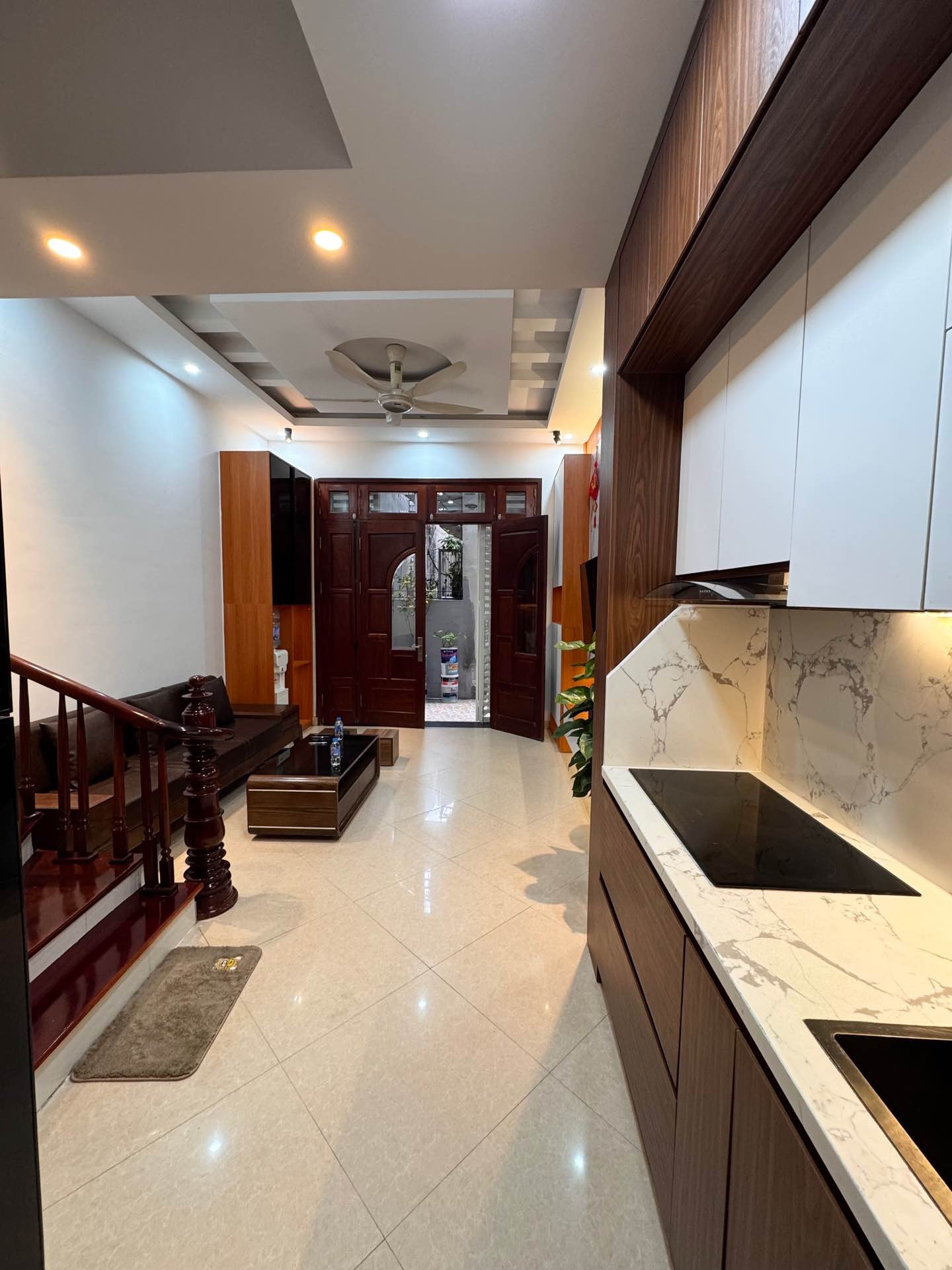Bán nhà ngõ Quỳnh - diện tích 31m2 5 tầng - Ô tô đỗ cổng - giá 10,35 tỷ
