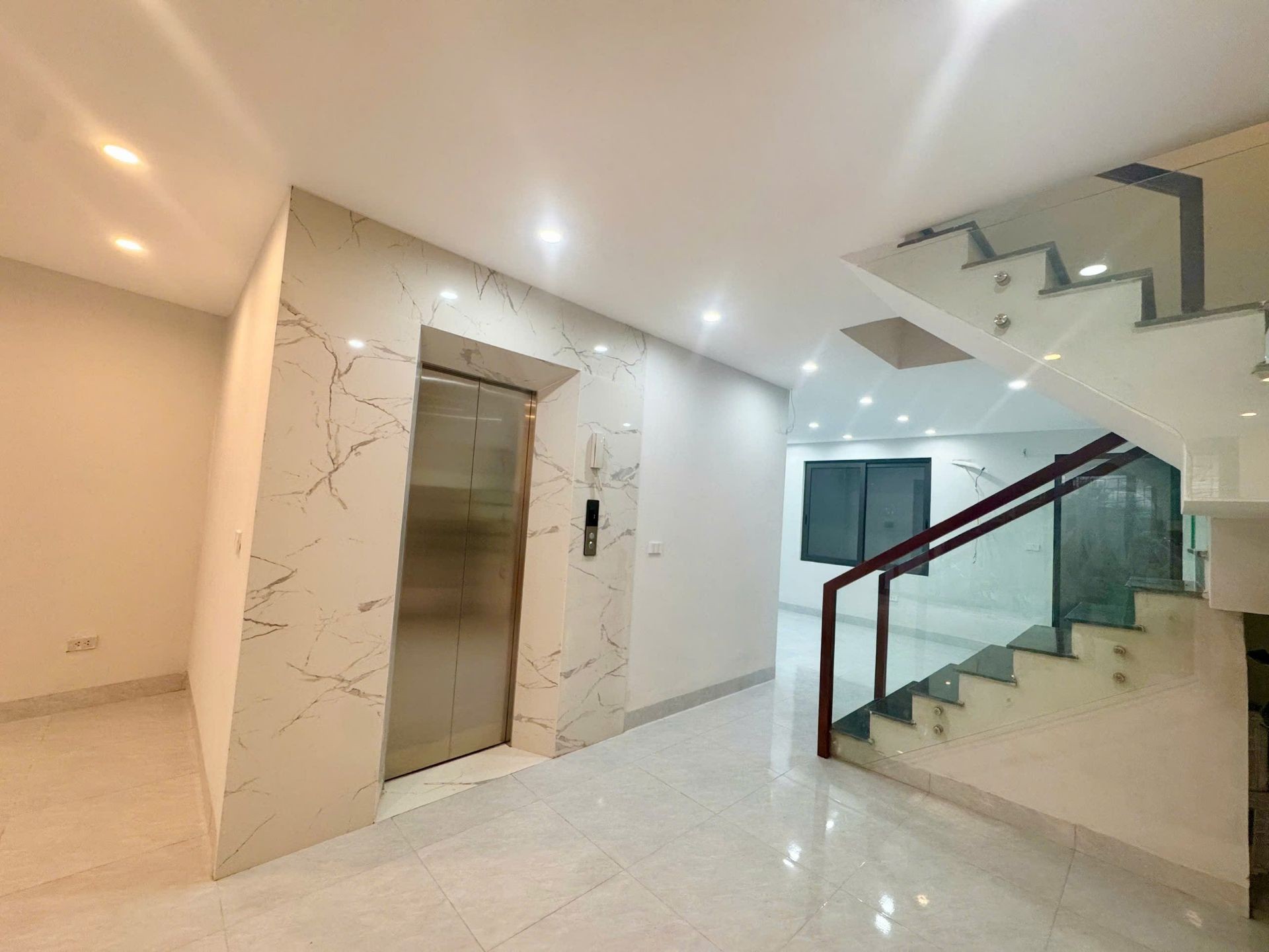 Bán nhà Tân Mai - diện tích 80m2 5 tầng - Ngõ ô tô vào rộng 4m thẳng tắp - giá 17,8 tỷ