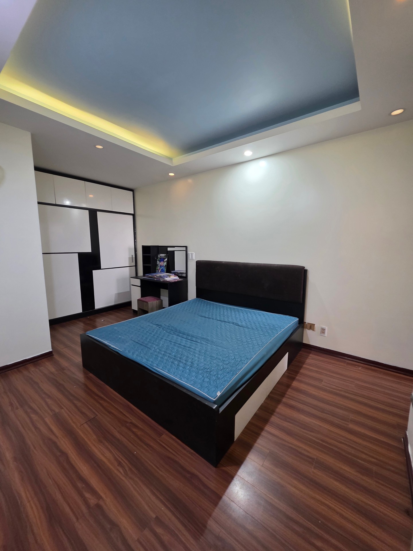 Bán nhà Lĩnh Nam - diện tích 93m2 18 tầng - Căn hộ cao cấp - giá 8,3 tỷ