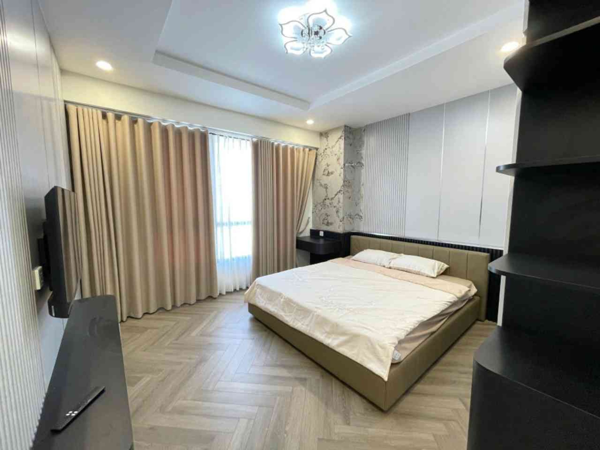Bán nhà Hai Bà Trưng - diện tích 95m2 25 tầng - Lô góc - giá 13,8 tỷ