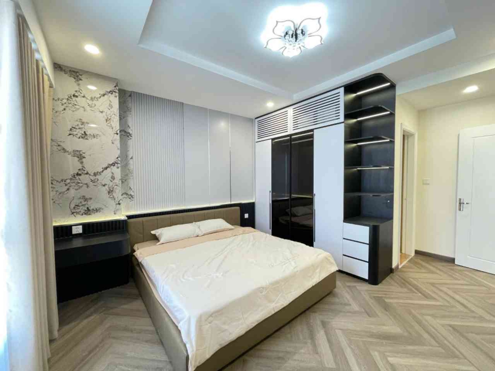 Bán nhà Hai Bà Trưng - diện tích 95m2 25 tầng - Lô góc - giá 13,8 tỷ