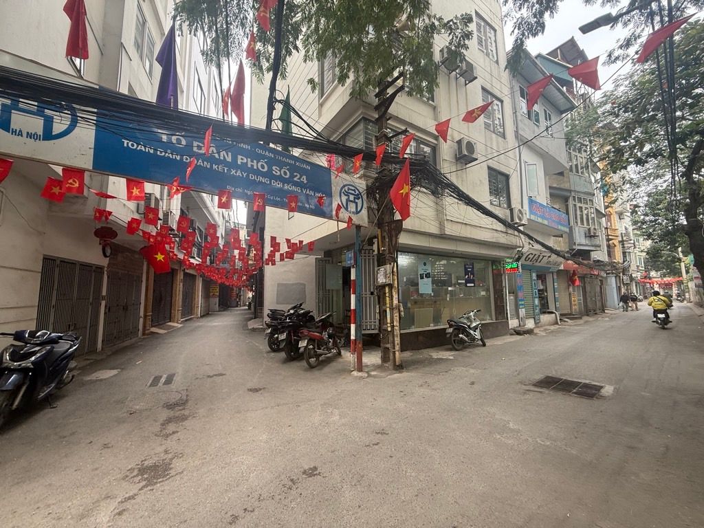 Bán nhà Cự Lộc - diện tích 121m2 4 tầng - ô tô vào nhà - giá 33 tỷ