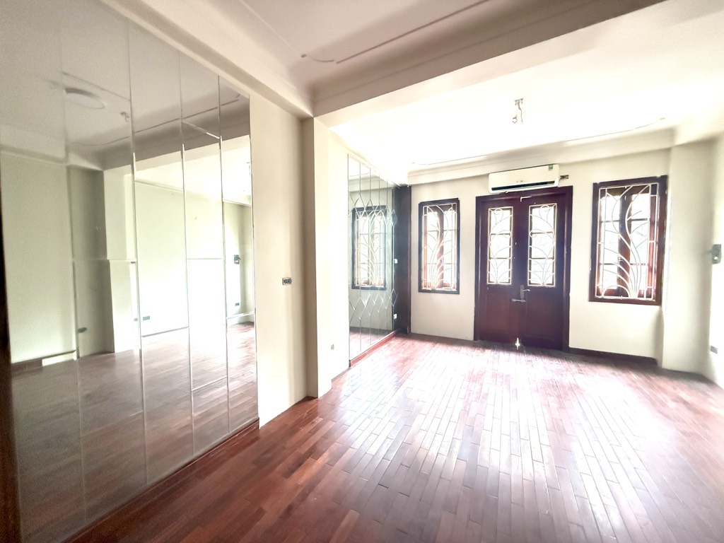 Bán nhà Triệu Việt Vương - diện tích 29,6m2 7 tầng - Mặt phố VIP trung tâm - giá 29,5 tỷ