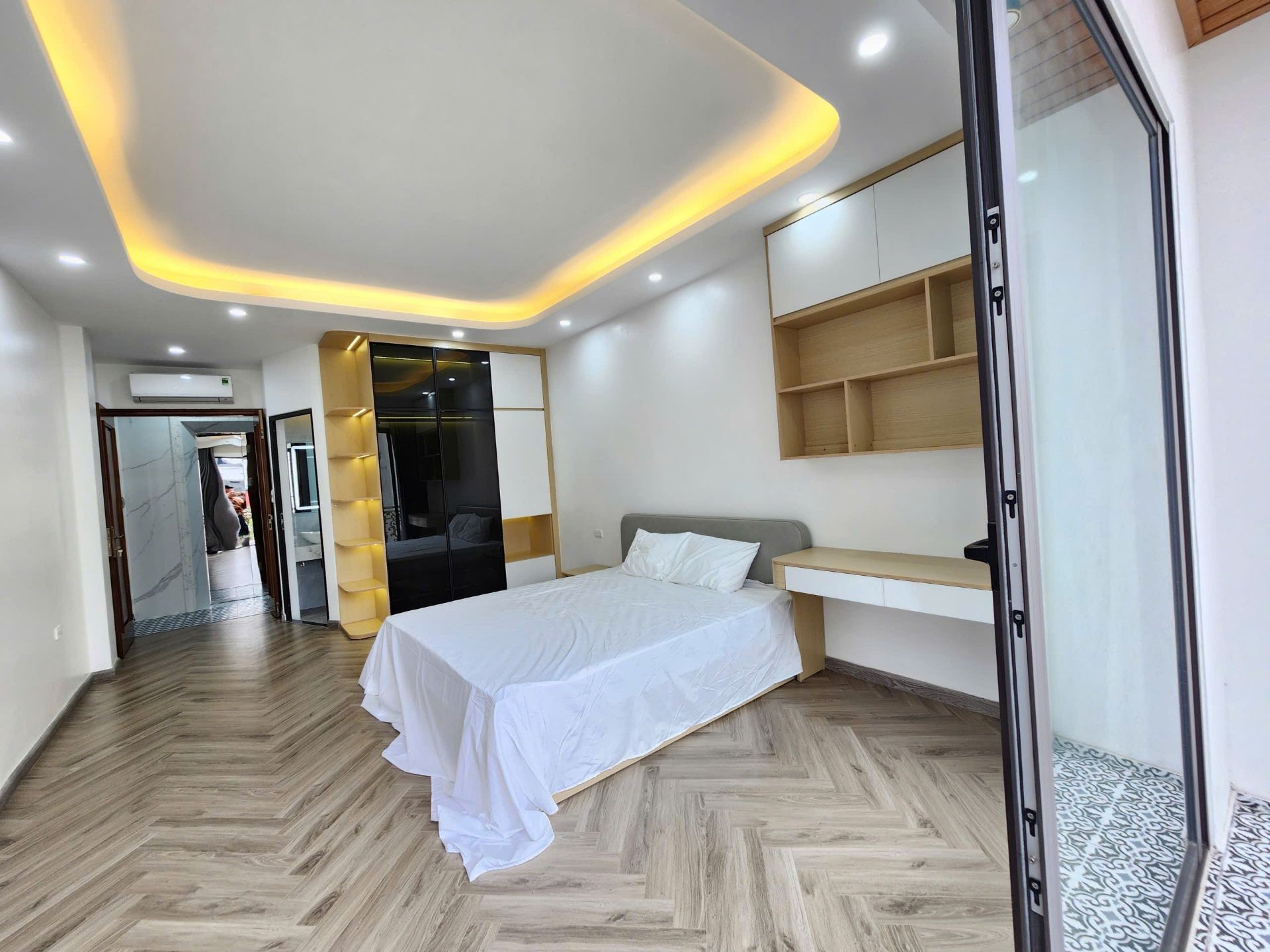 Bán nhà Hoàng Mai - diện tích 40m2 7 tầng - MẶT PHỐ - Ô TÔ TRÁNH - KINH DOANH - giá 18,3 tỷ