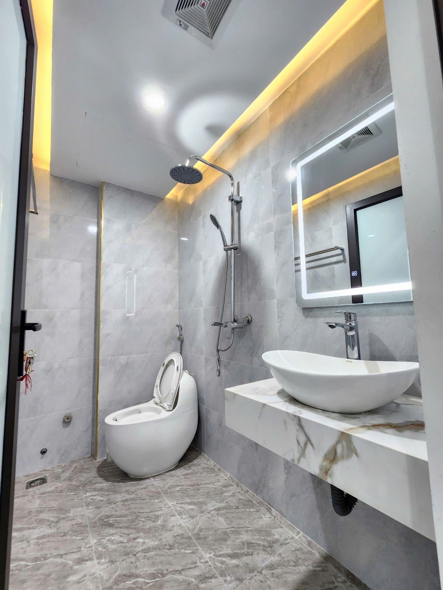 Bán nhà Hoàng Mai - diện tích 40m2 7 tầng - MẶT PHỐ - Ô TÔ TRÁNH - KINH DOANH - giá 18,3 tỷ