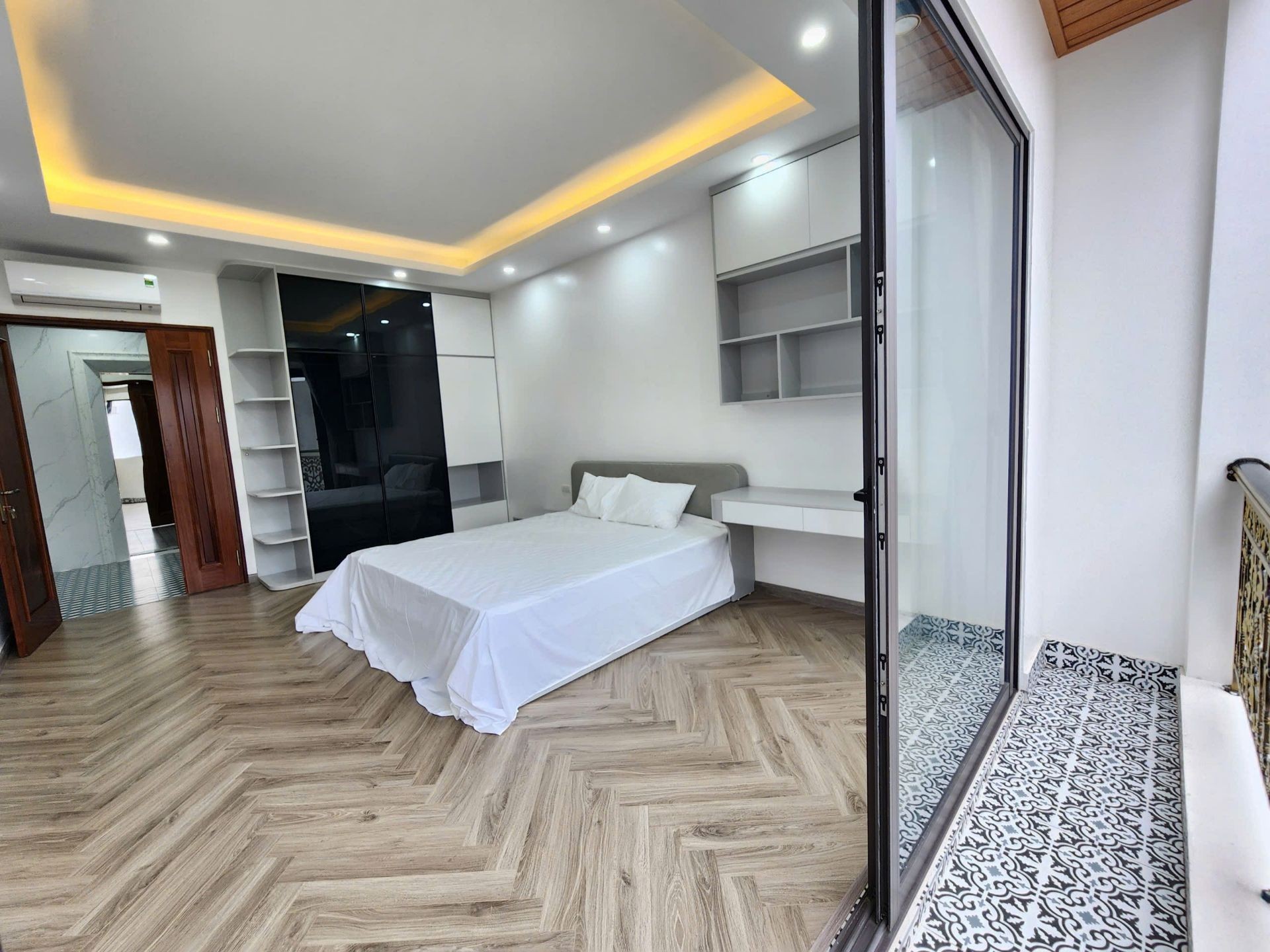Bán nhà Hoàng Mai - diện tích 40m2 7 tầng - MẶT PHỐ - Ô TÔ TRÁNH - KINH DOANH - giá 18,3 tỷ