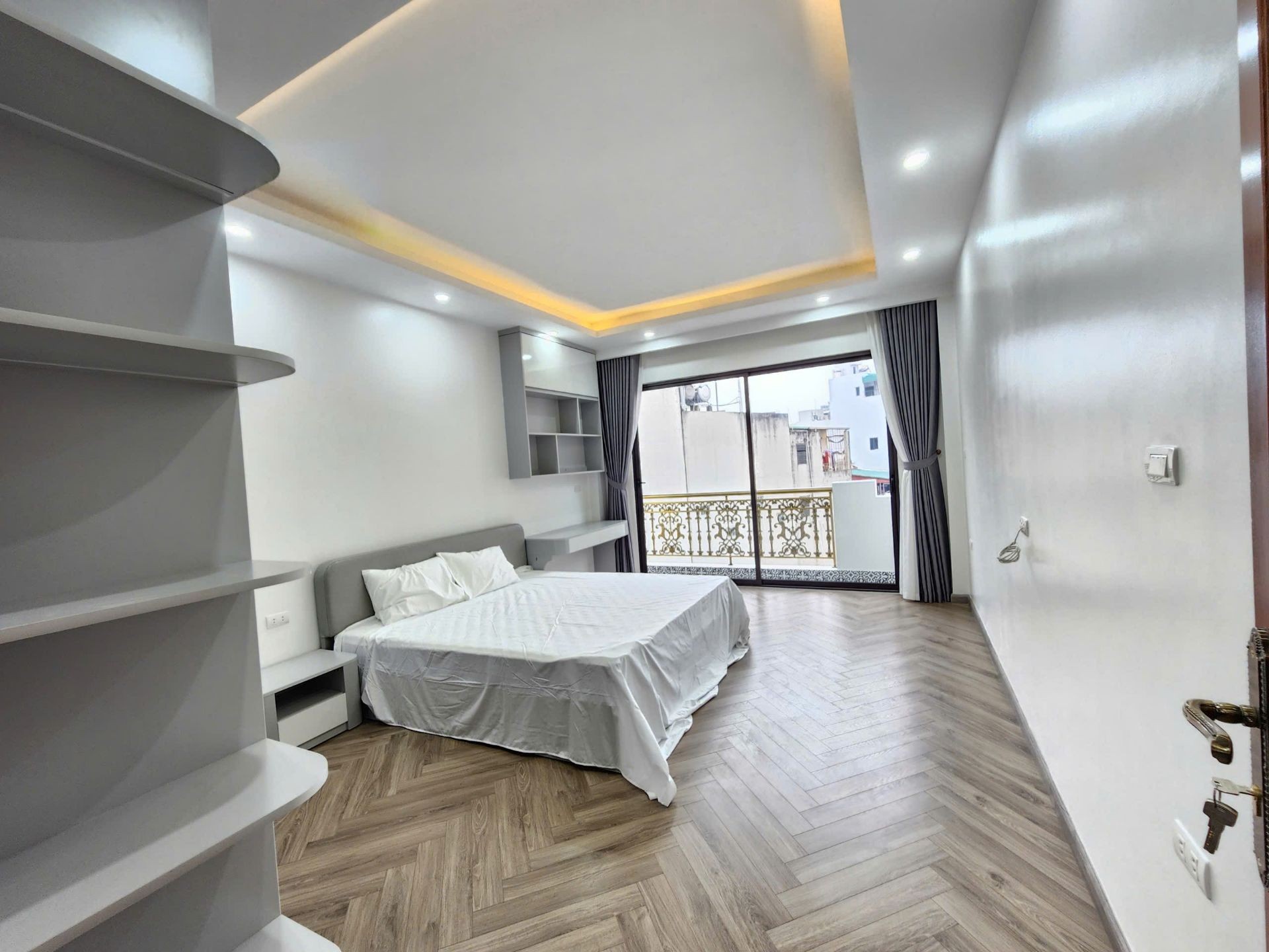 Bán nhà Hoàng Mai - diện tích 40m2 7 tầng - MẶT PHỐ - Ô TÔ TRÁNH - KINH DOANH - giá 18,3 tỷ