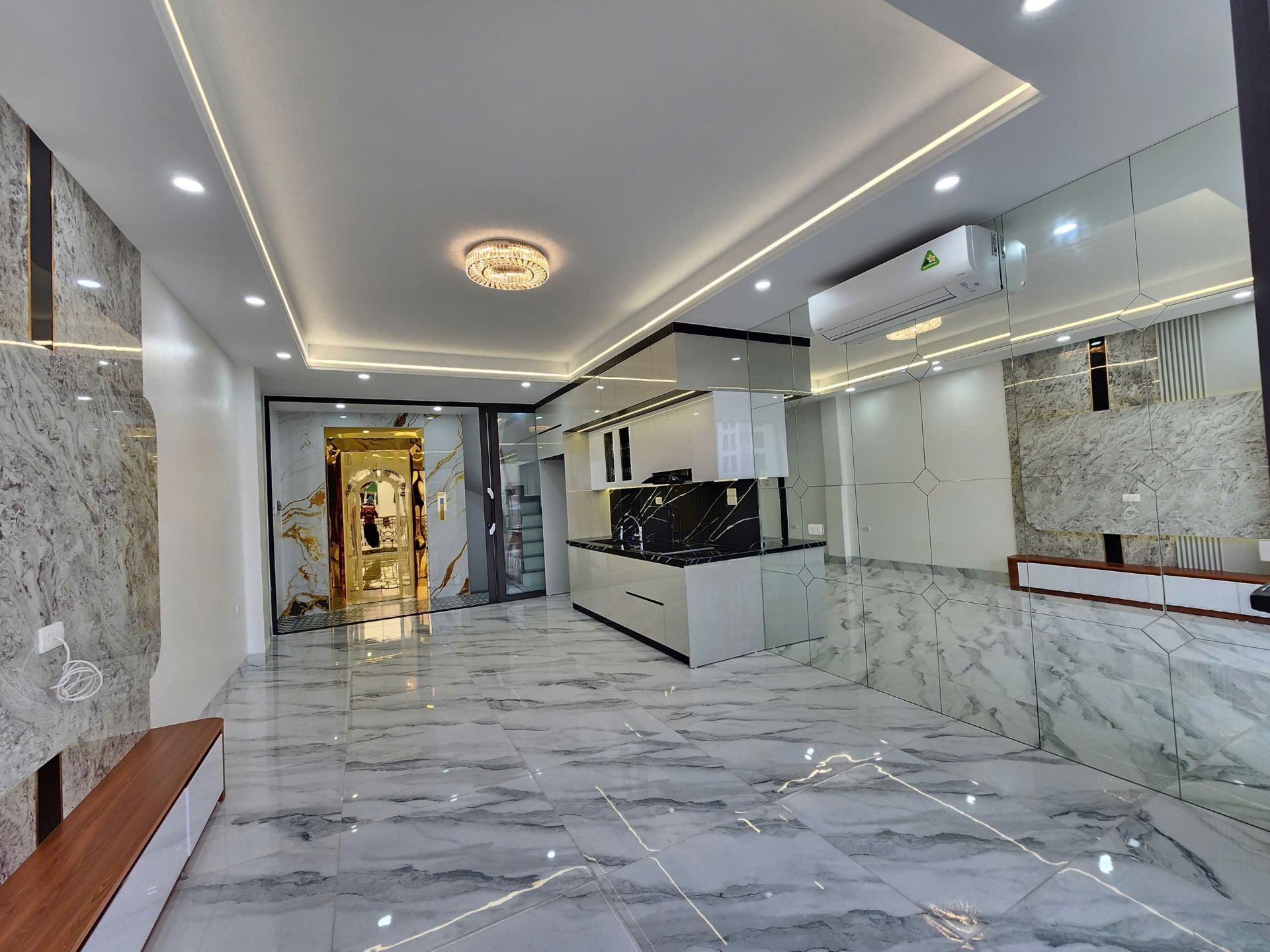 Bán nhà Hoàng Mai - diện tích 40m2 7 tầng - MẶT PHỐ - Ô TÔ TRÁNH - KINH DOANH - giá 18,3 tỷ