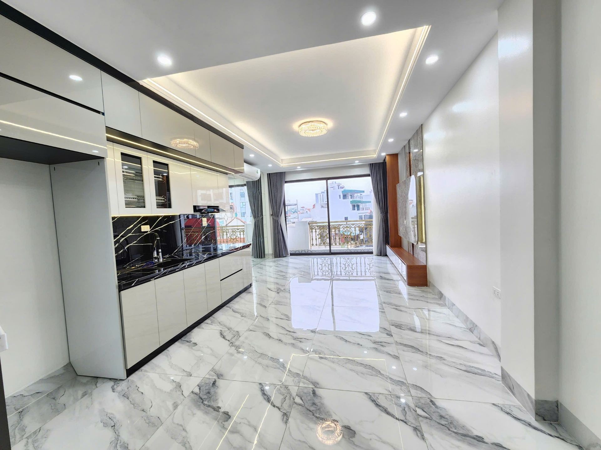 Bán nhà Hoàng Mai - diện tích 40m2 7 tầng - MẶT PHỐ - Ô TÔ TRÁNH - KINH DOANH - giá 18,3 tỷ