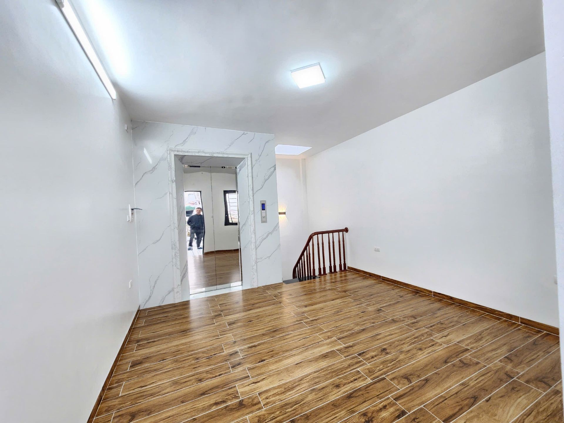 Bán nhà Hoàng Mai - diện tích 40m2 7 tầng - MẶT PHỐ - Ô TÔ TRÁNH - KINH DOANH - giá 18,3 tỷ