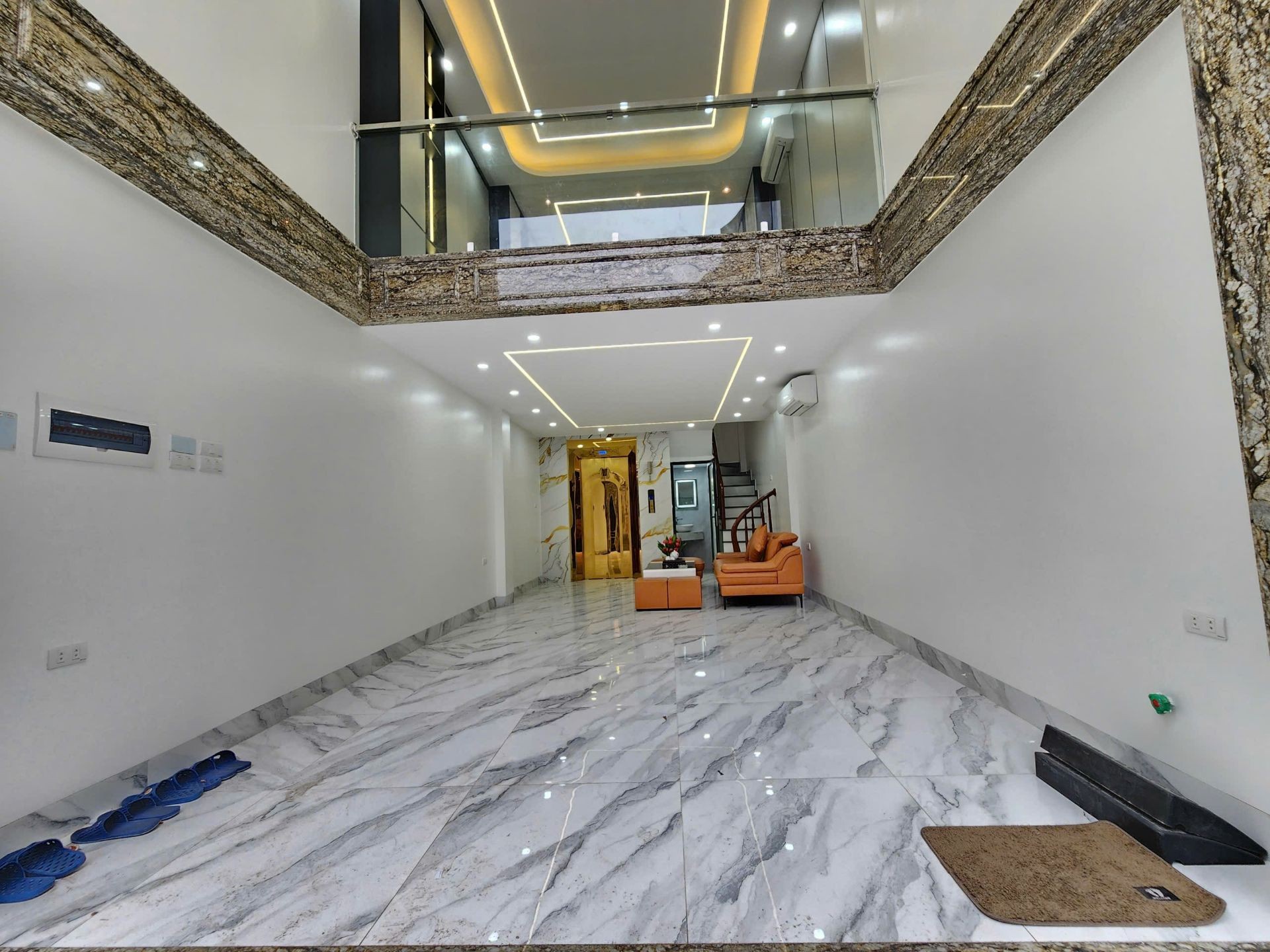 Bán nhà Hoàng Mai - diện tích 40m2 7 tầng - MẶT PHỐ - Ô TÔ TRÁNH - KINH DOANH - giá 18,3 tỷ