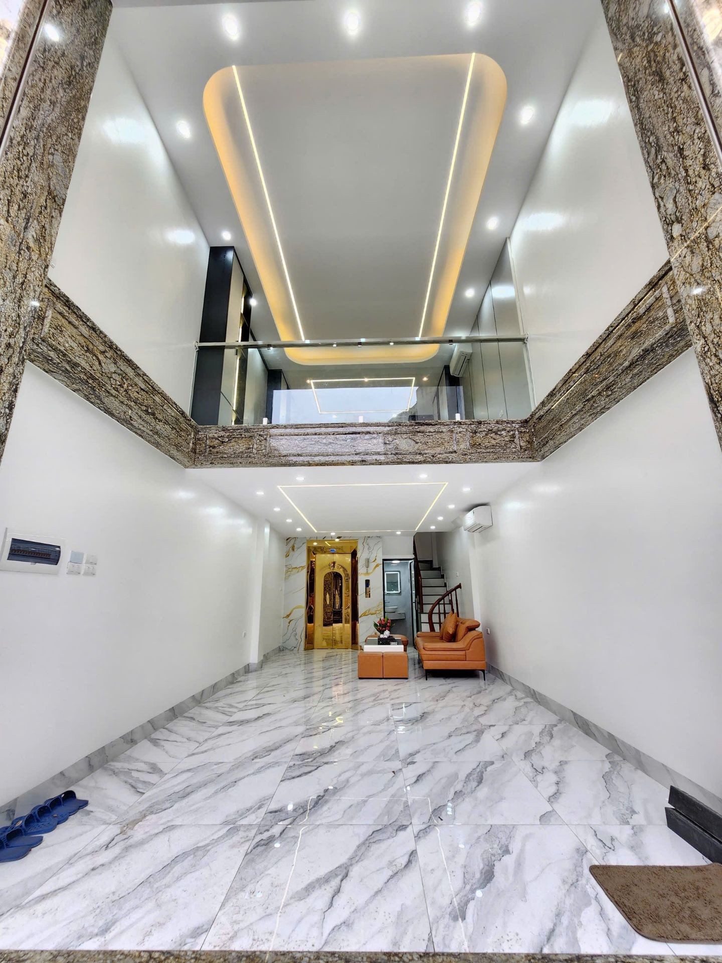 Bán nhà Hoàng Mai - diện tích 40m2 7 tầng - MẶT PHỐ - Ô TÔ TRÁNH - KINH DOANH - giá 18,3 tỷ