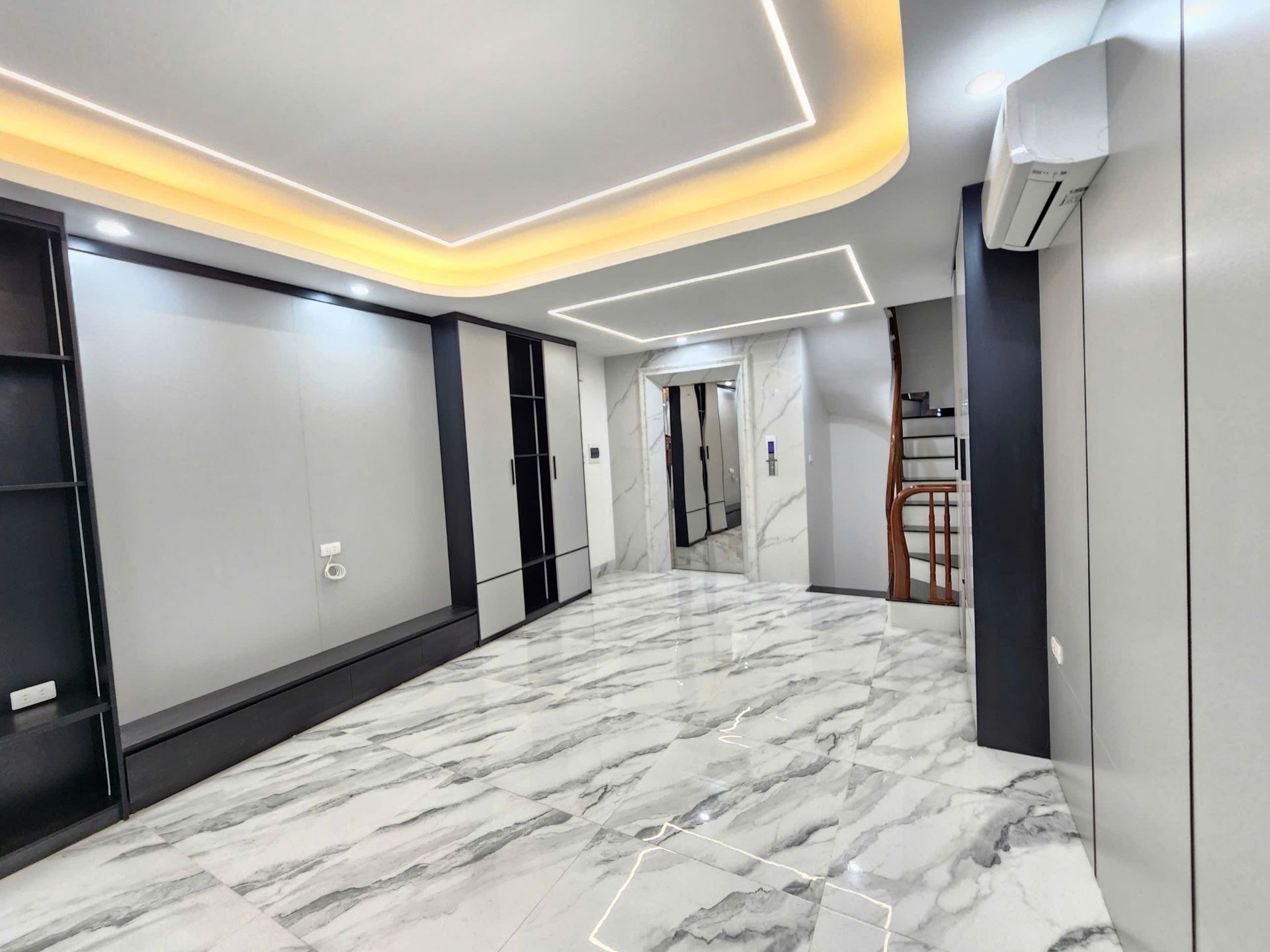 Bán nhà Hoàng Mai - diện tích 40m2 7 tầng - MẶT PHỐ - Ô TÔ TRÁNH - KINH DOANH - giá 18,3 tỷ