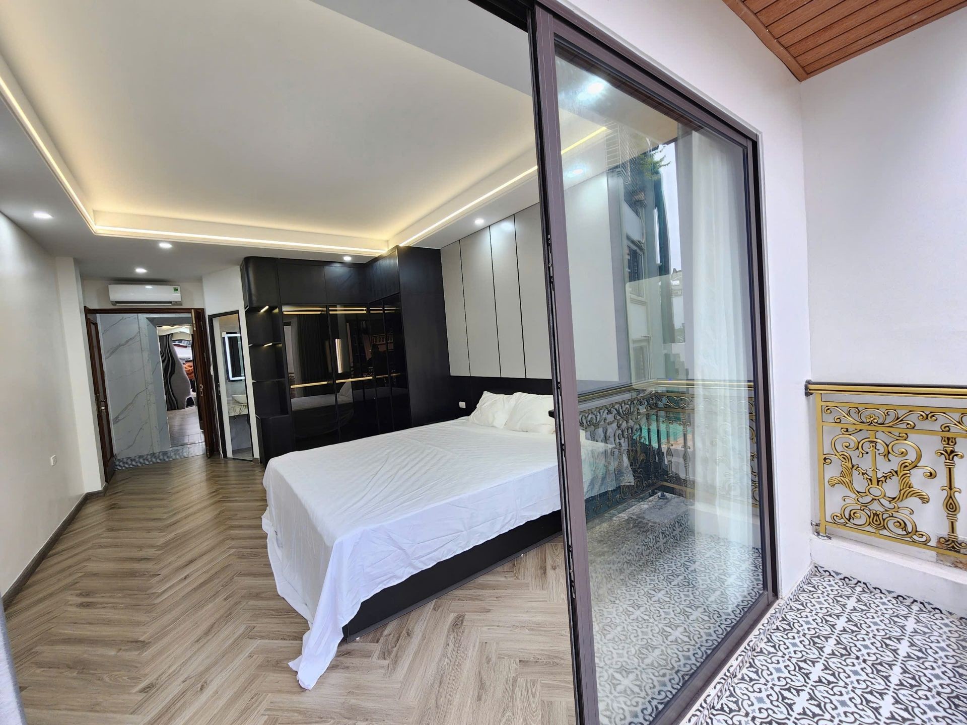 Bán nhà Hoàng Mai - diện tích 40m2 7 tầng - MẶT PHỐ - Ô TÔ TRÁNH - KINH DOANH - giá 18,3 tỷ