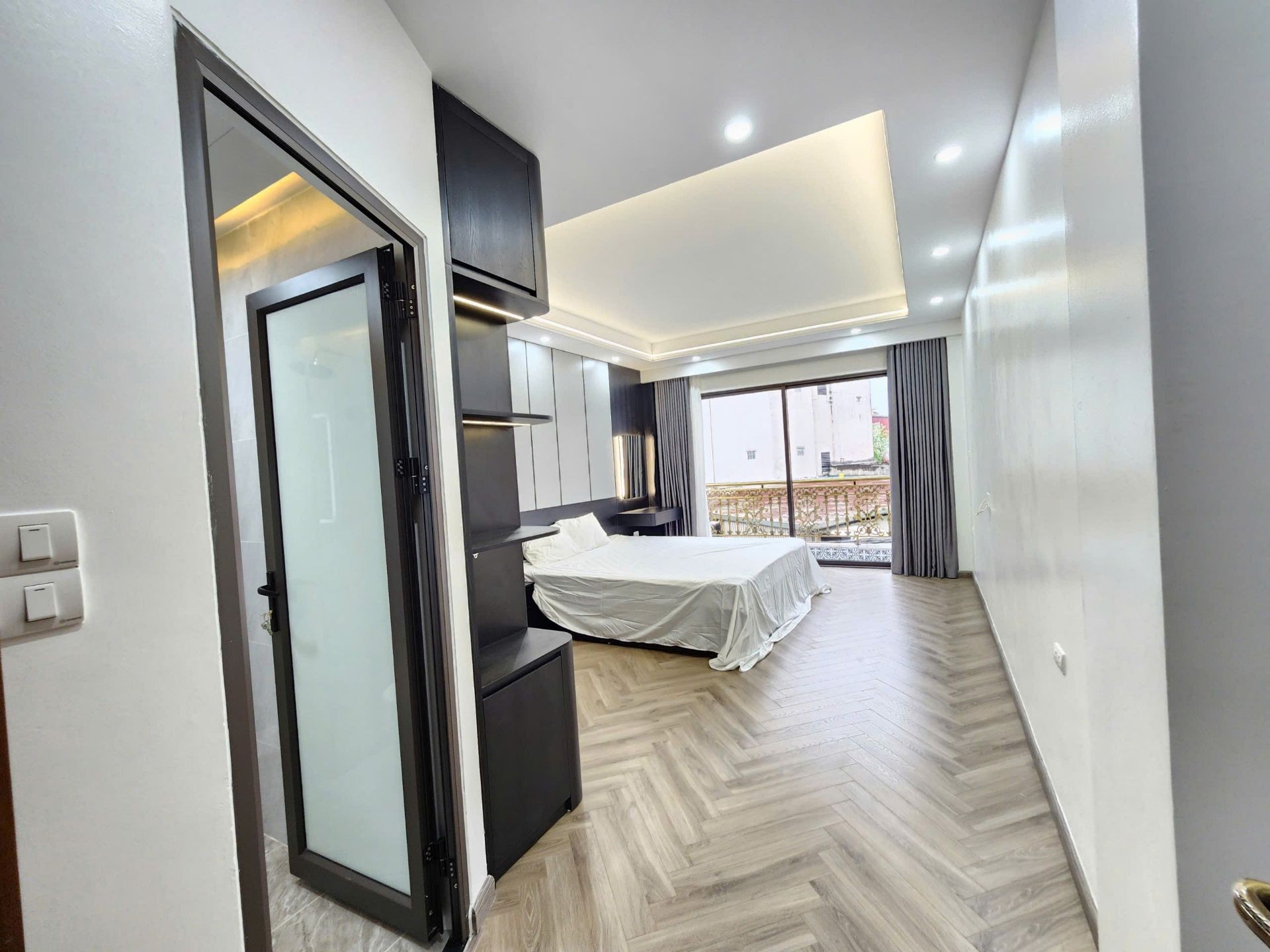 Bán nhà Hoàng Mai - diện tích 40m2 7 tầng - MẶT PHỐ - Ô TÔ TRÁNH - KINH DOANH - giá 18,3 tỷ
