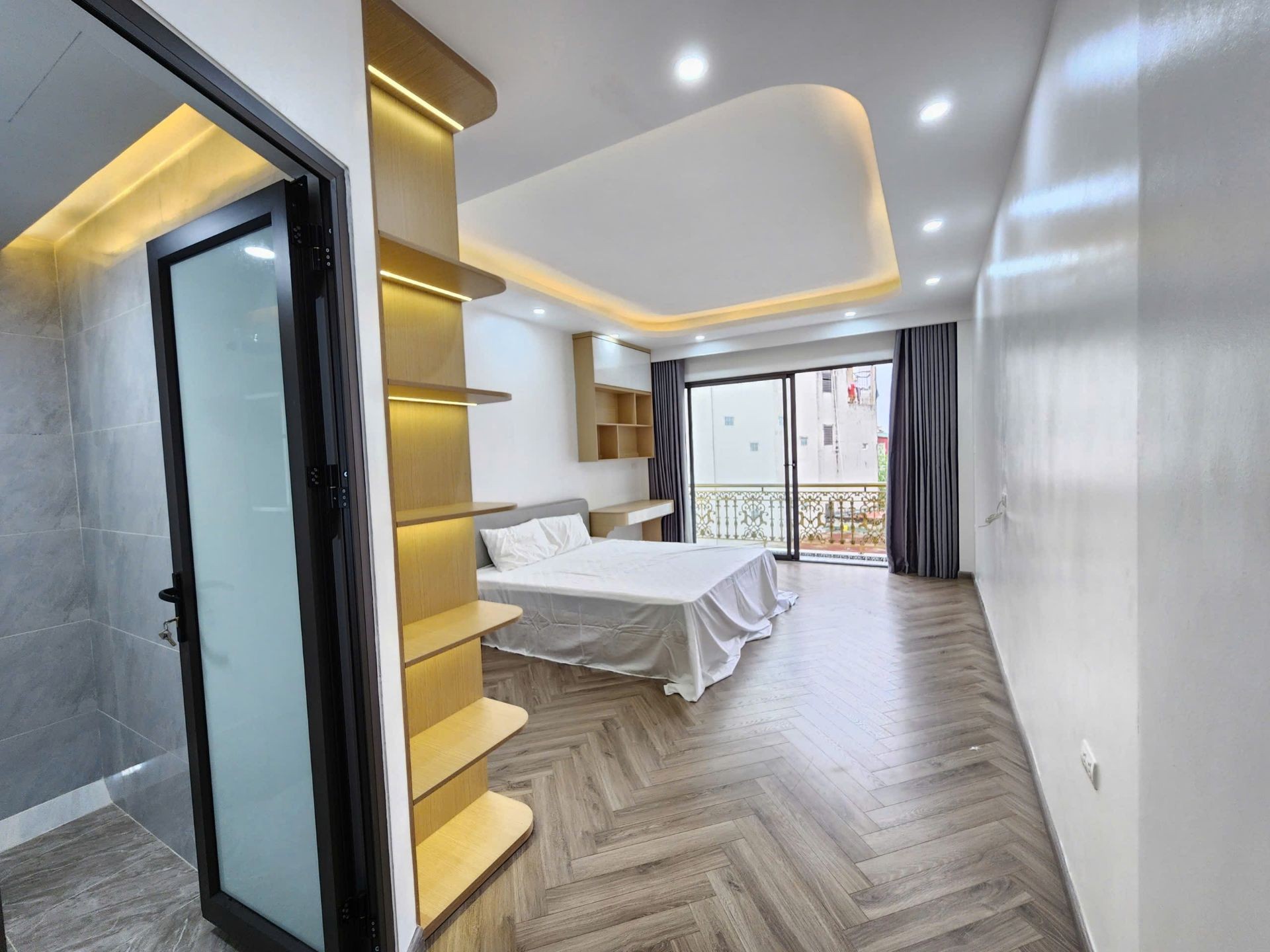 Bán nhà Hoàng Mai - diện tích 40m2 7 tầng - MẶT PHỐ - Ô TÔ TRÁNH - KINH DOANH - giá 18,3 tỷ