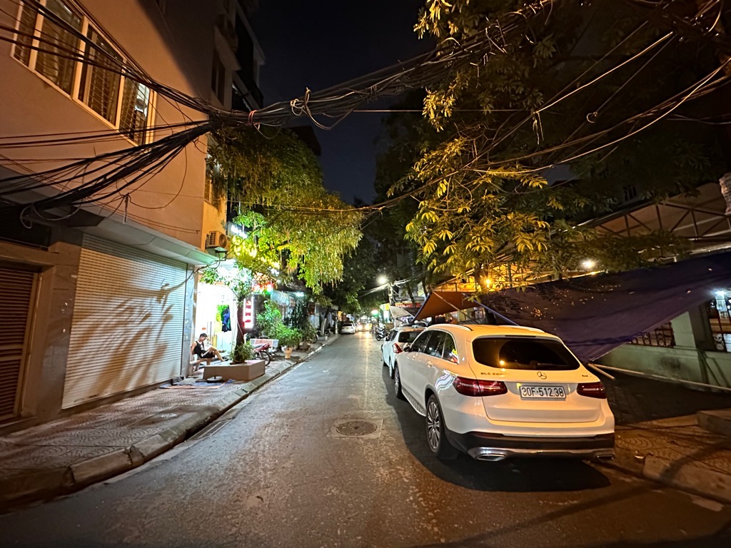 Bán nhà Pháo Đài Láng - diện tích 71m2 6 tầng - Mặt ngõ to hơn phố - giá 33,6 tỷ