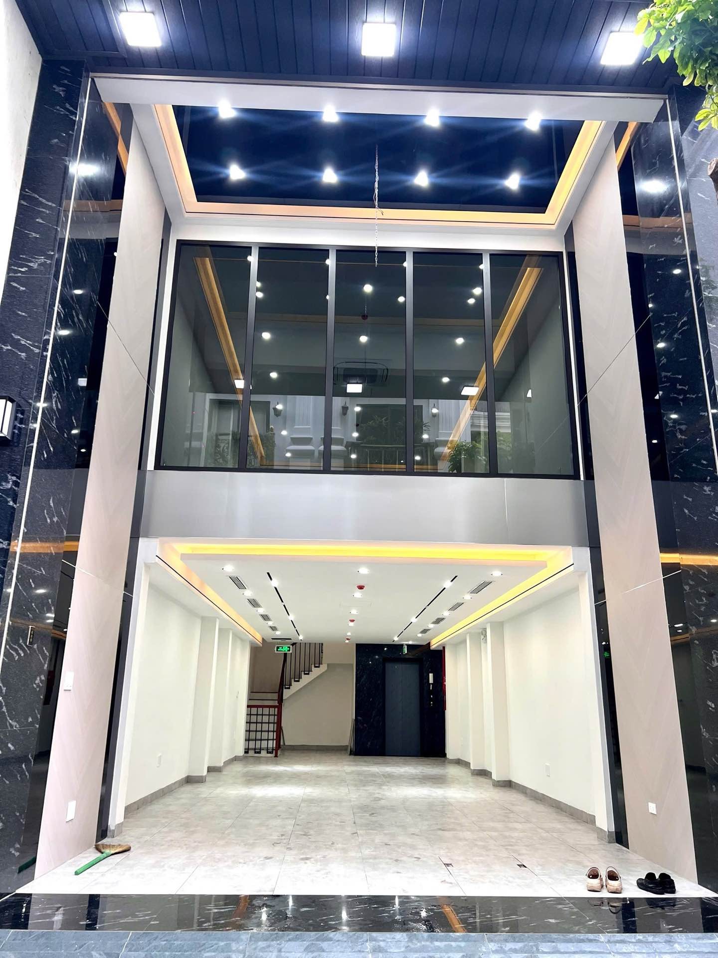 Bán nhà Tân Mai - diện tích 85m2 6 tầng - ô tô tránh - giá 39,5 tỷ