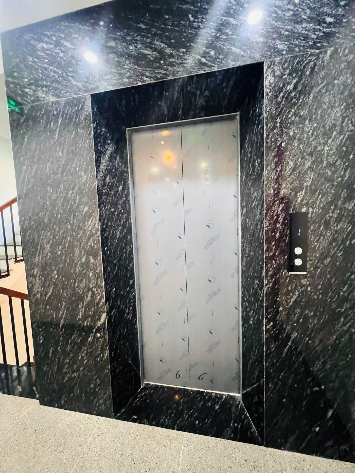 Bán nhà Tân Mai - diện tích 85m2 6 tầng - ô tô tránh - giá 39,5 tỷ