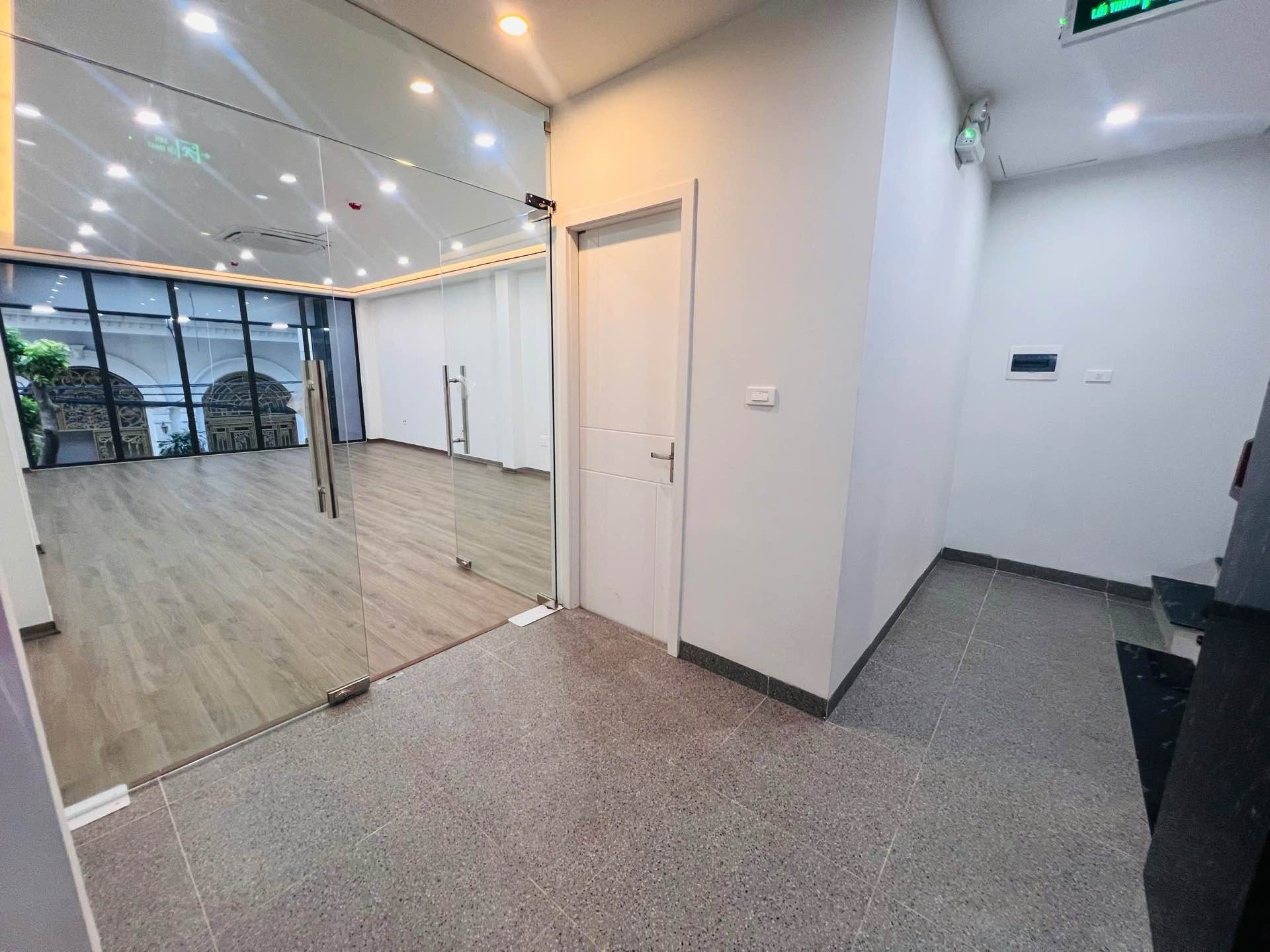 Bán nhà Tân Mai - diện tích 85m2 6 tầng - ô tô tránh - giá 39,5 tỷ