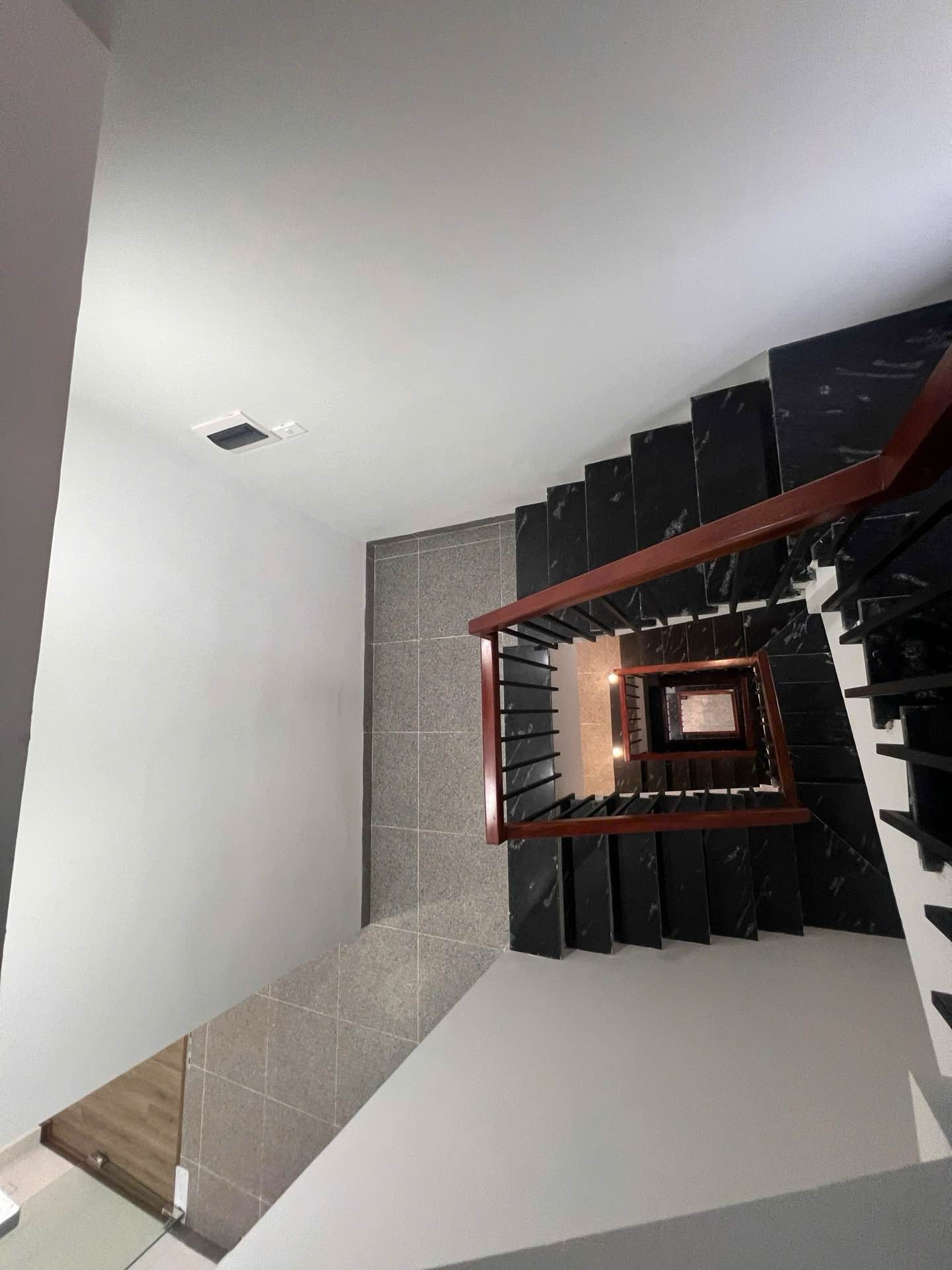 Bán nhà Tân Mai - diện tích 85m2 6 tầng - ô tô tránh - giá 39,5 tỷ