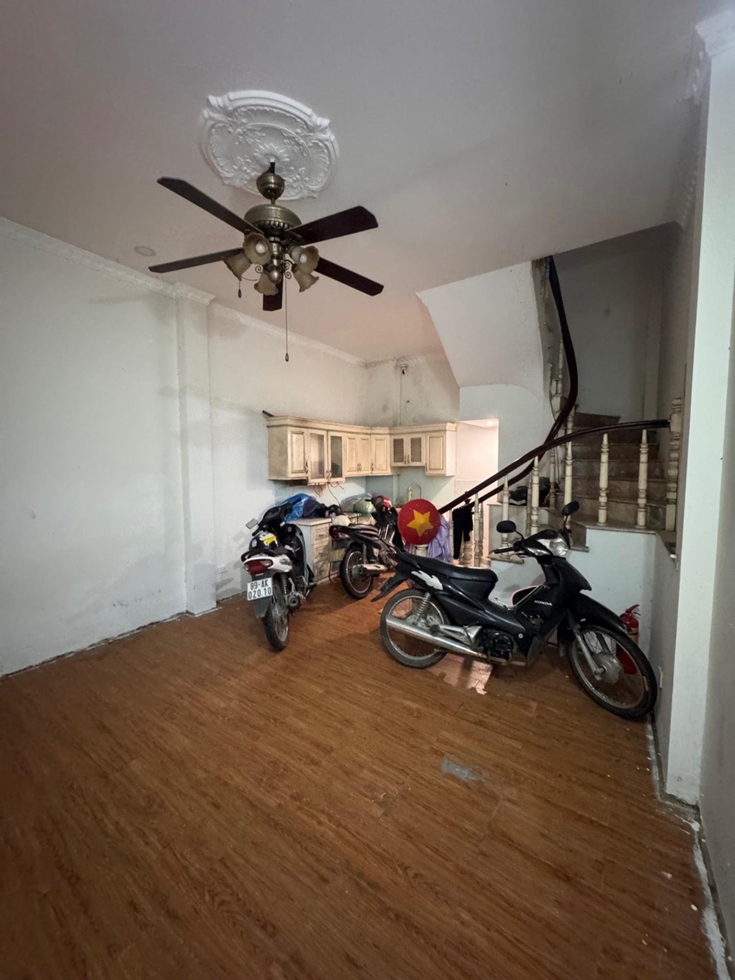 Bán nhà Lĩnh Nam - diện tích 30m2 5 tầng - Ô TÔ ĐỖ CỔNG - giá 7,5 tỷ