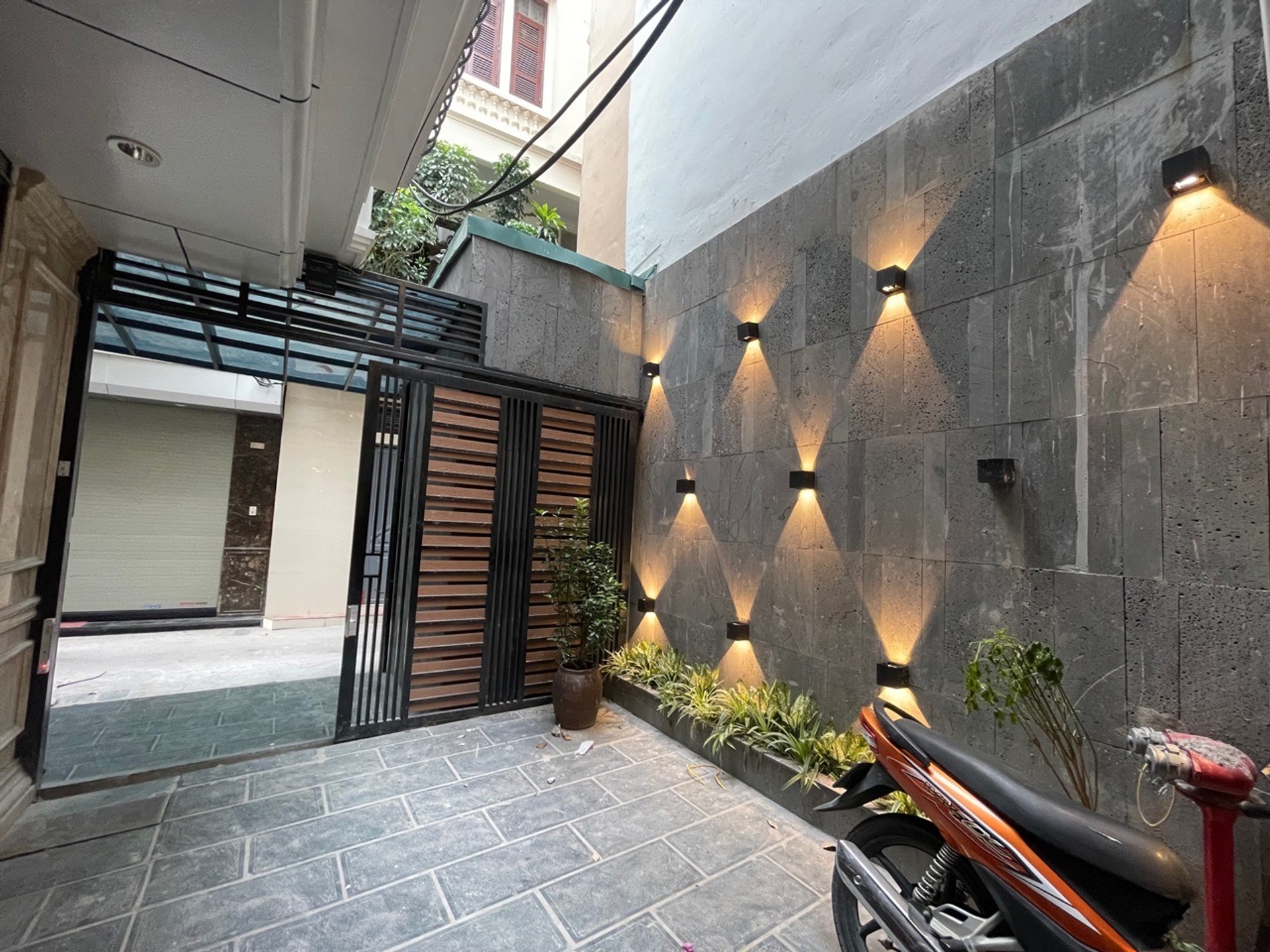 Bán nhà Hoa Lư - diện tích 38m2 5 tầng - Ô tô qua cổng - giá 14,8 tỷ