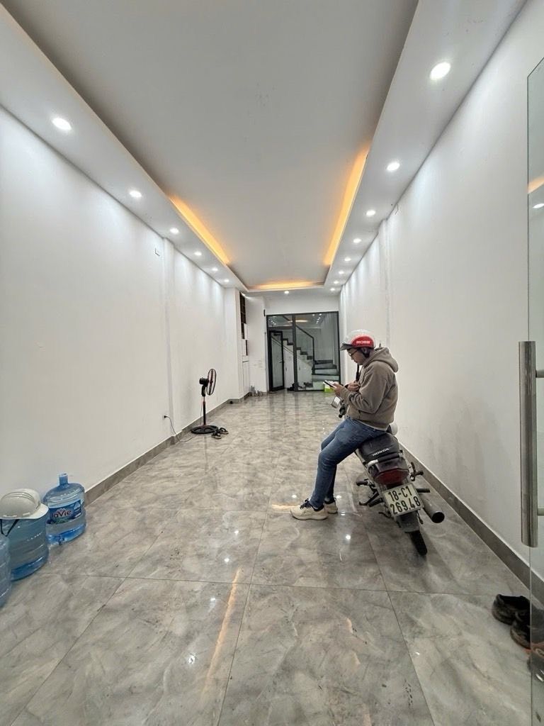 Bán nhà Đầm Trấu - diện tích 43m2 5 tầng - ô tô dừng đỗ - giá 19,8 tỷ