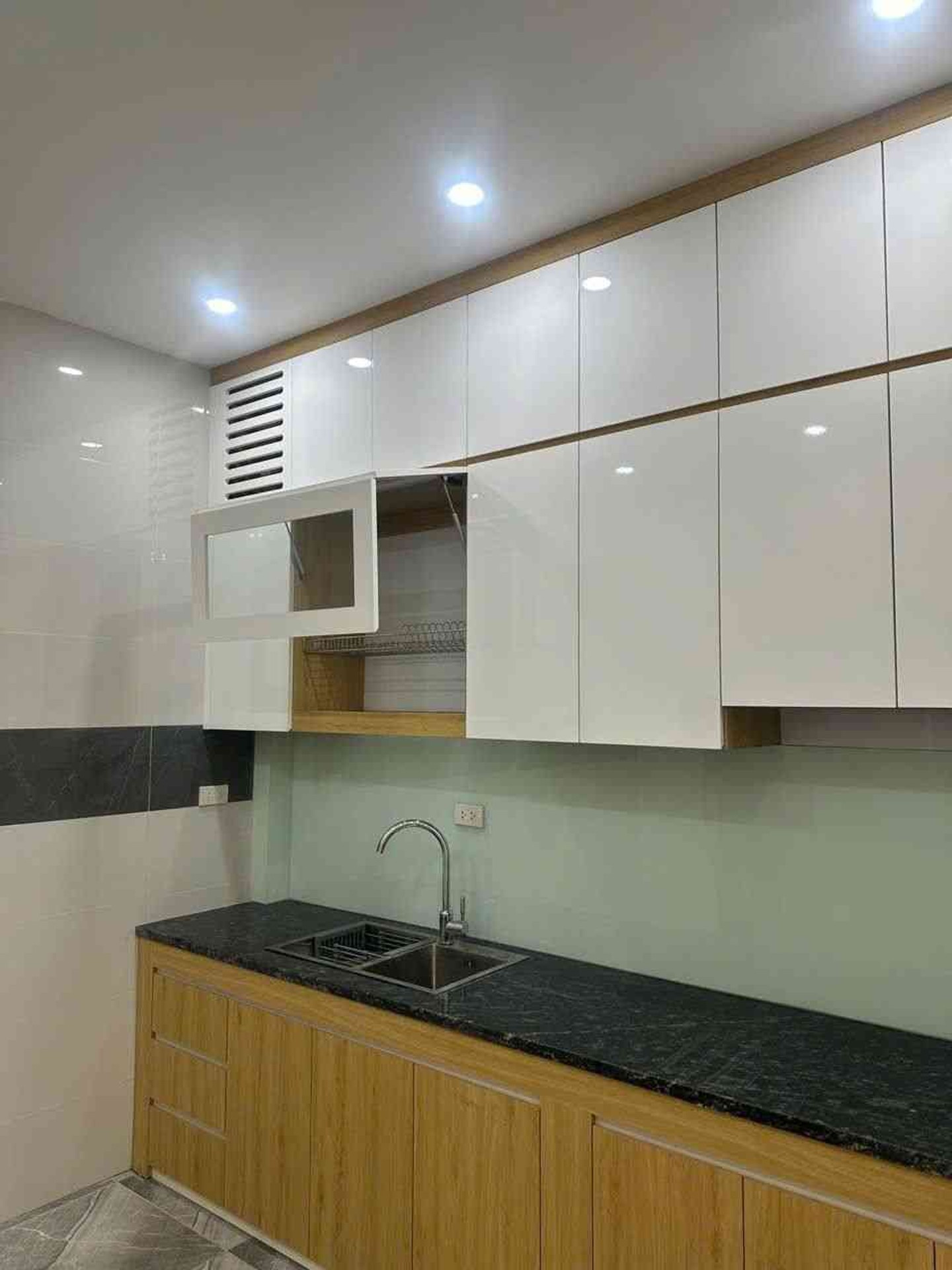 Bán nhà Lĩnh Nam - diện tích 34m2 5 tầng - gần ô tô tránh - giá 8,5 tỷ