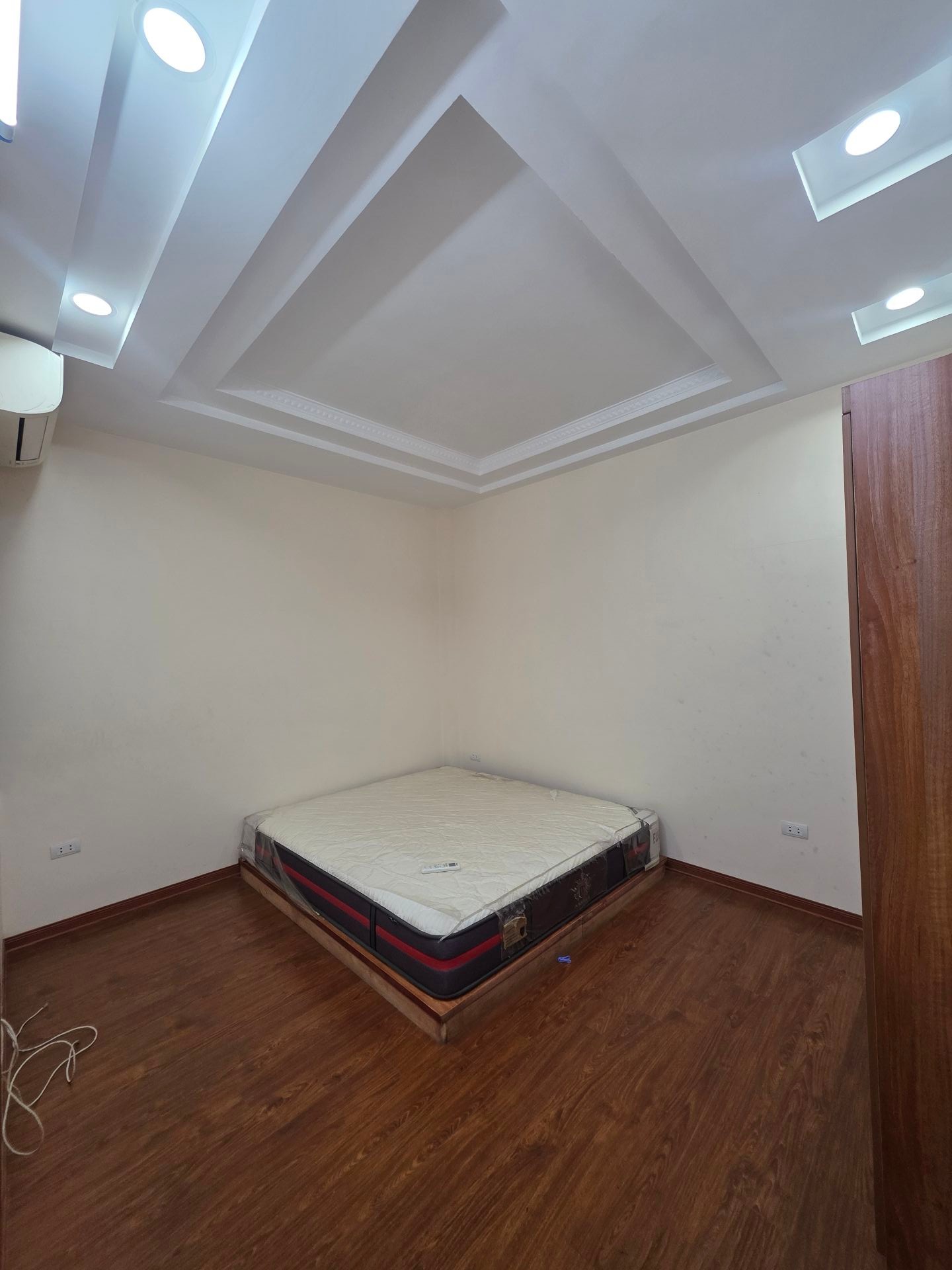 Bán nhà Minh Khai - diện tích 43m2 5 tầng - Ô tô đỗ cửa - giá 12,5 tỷ