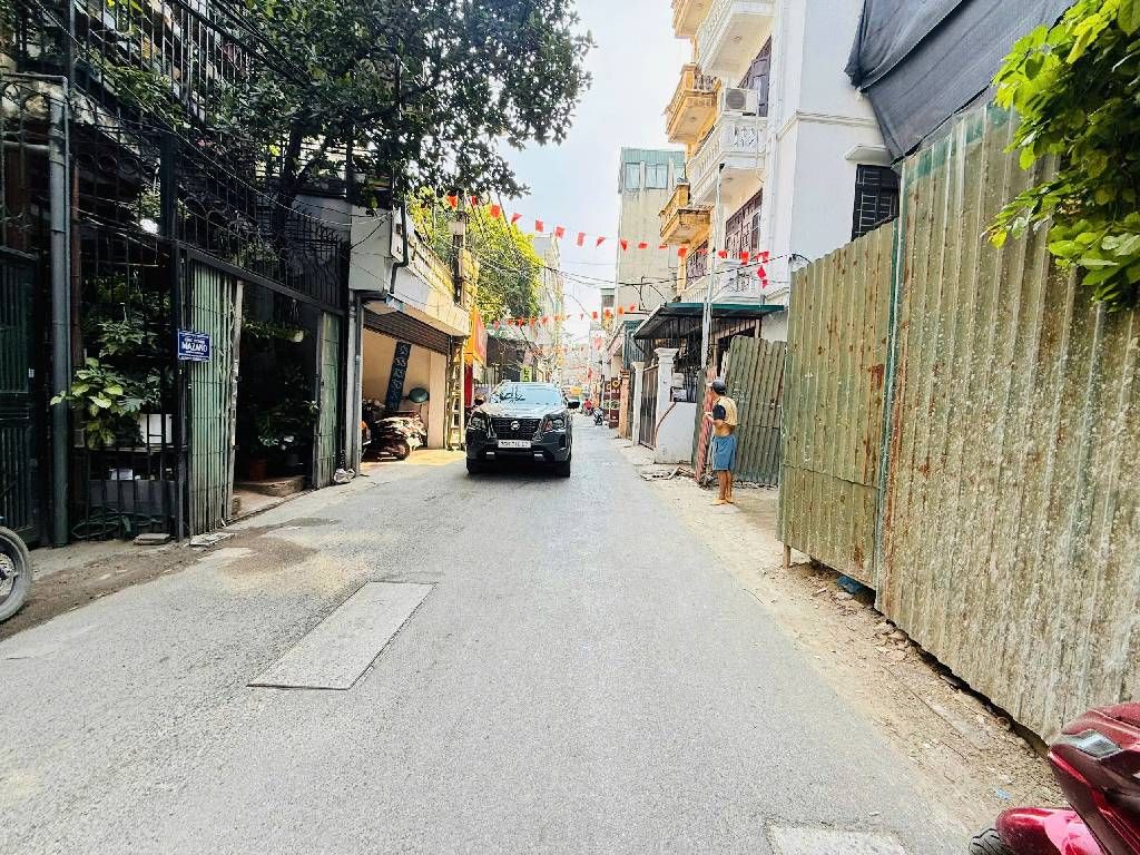 Bán nhà Bùi Xương Trạch - diện tích 76m2 3 tầng - Mặt phố kinh doanh sầm uất - giá 28,8 tỷ