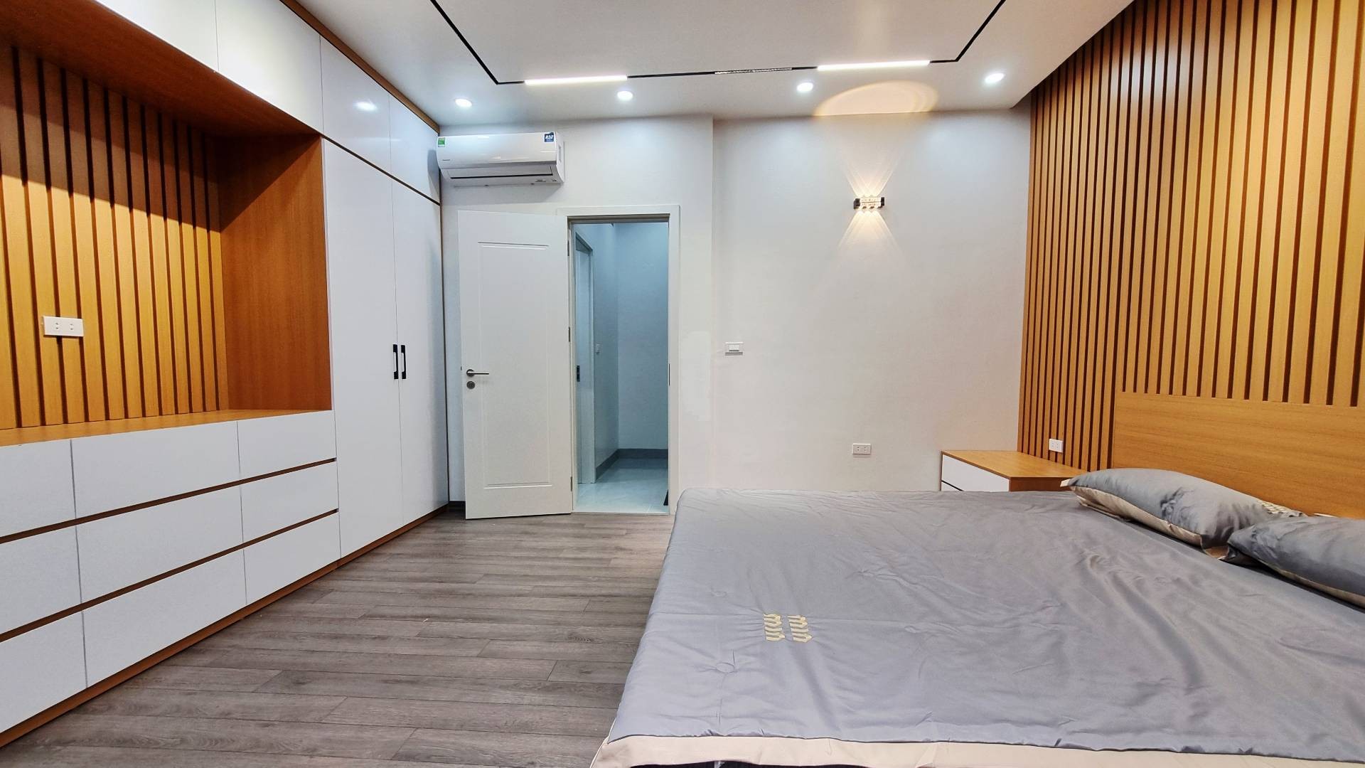 Bán nhà Giáp Bát - diện tích 32m2 5 tầng - ô tô đỗ cửa - giá 12,8 tỷ
