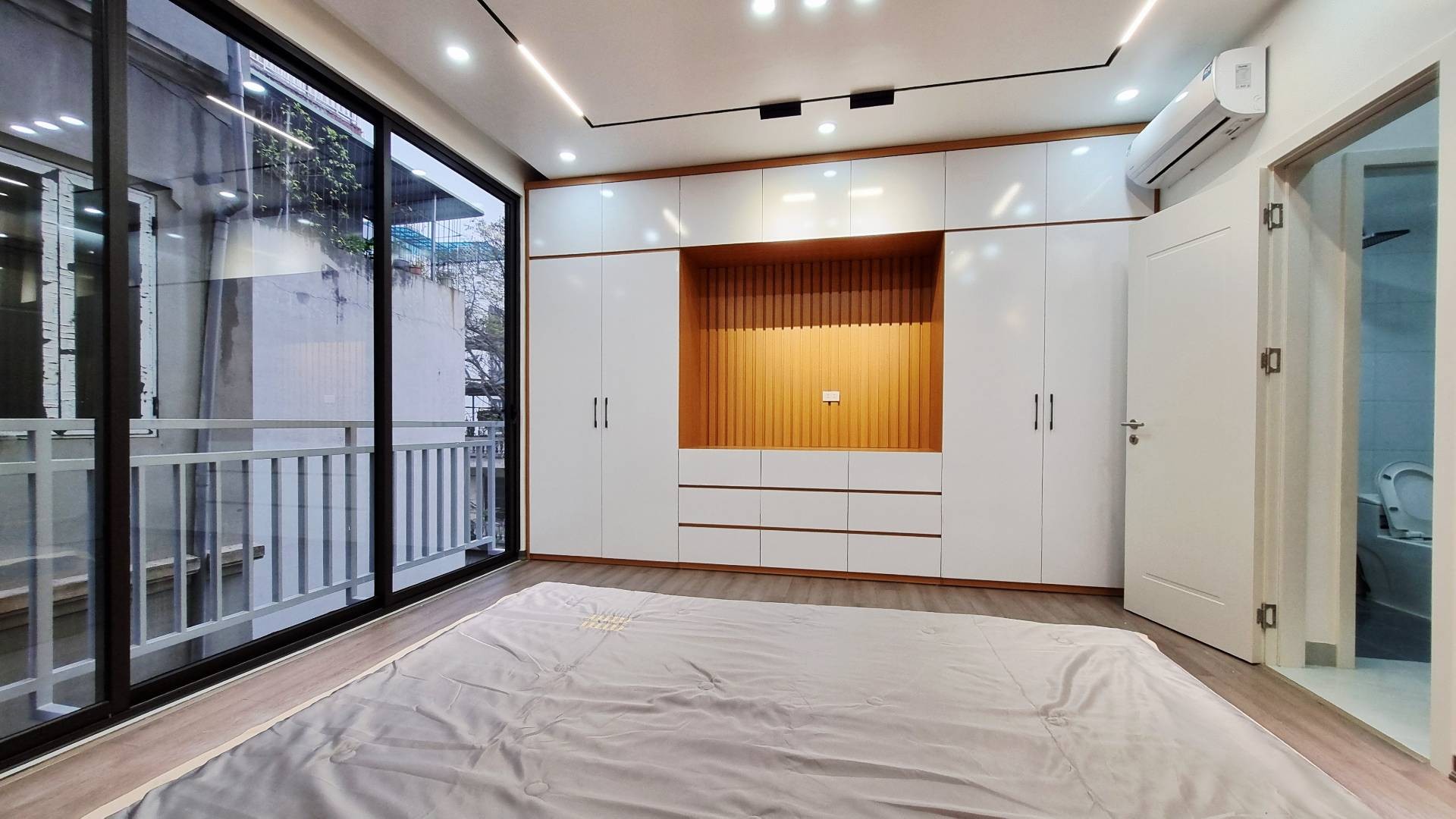 Bán nhà Giáp Bát - diện tích 32m2 5 tầng - ô tô đỗ cửa - giá 12,8 tỷ