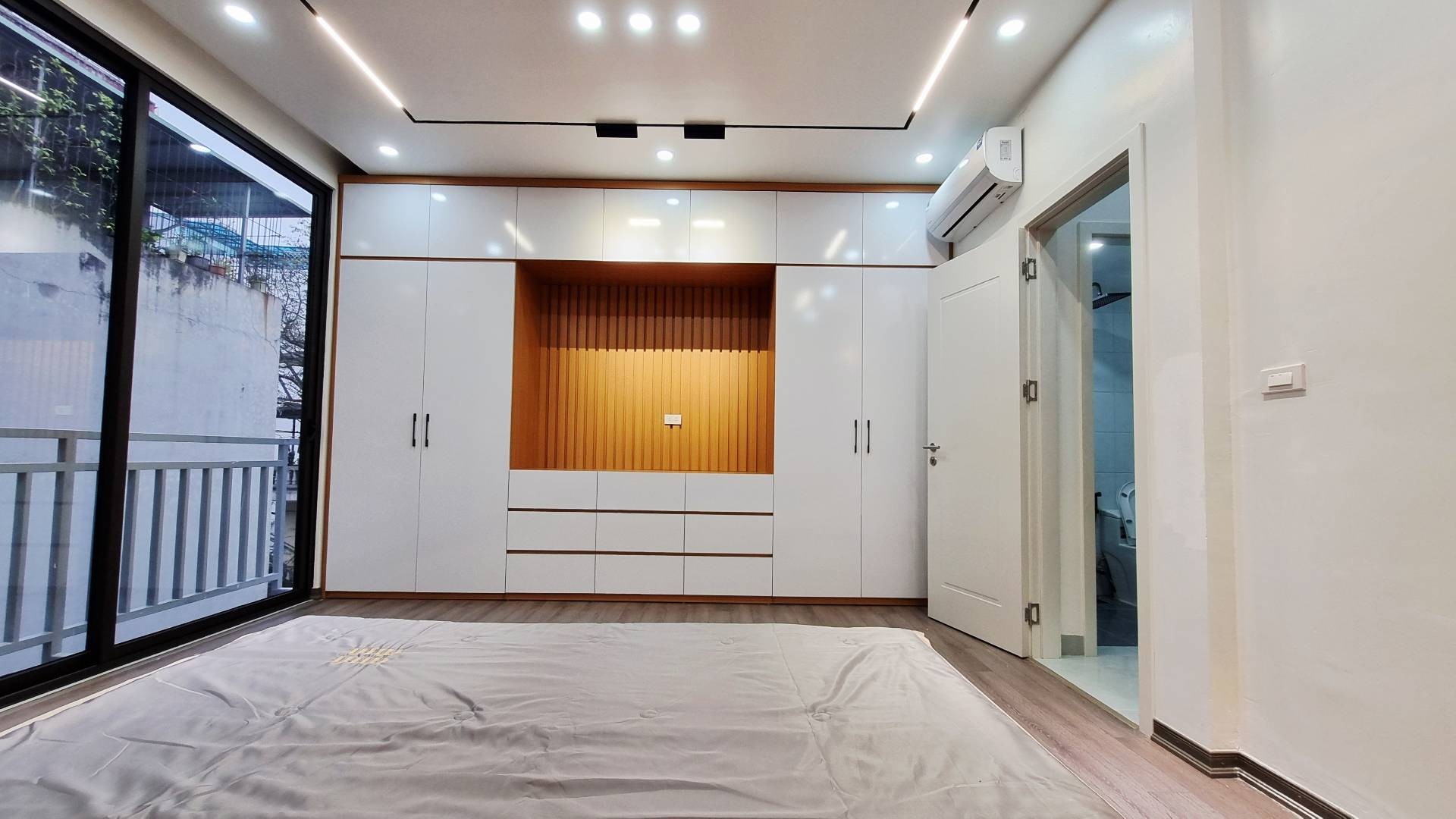 Bán nhà Giáp Bát - diện tích 32m2 5 tầng - ô tô đỗ cửa - giá 12,8 tỷ