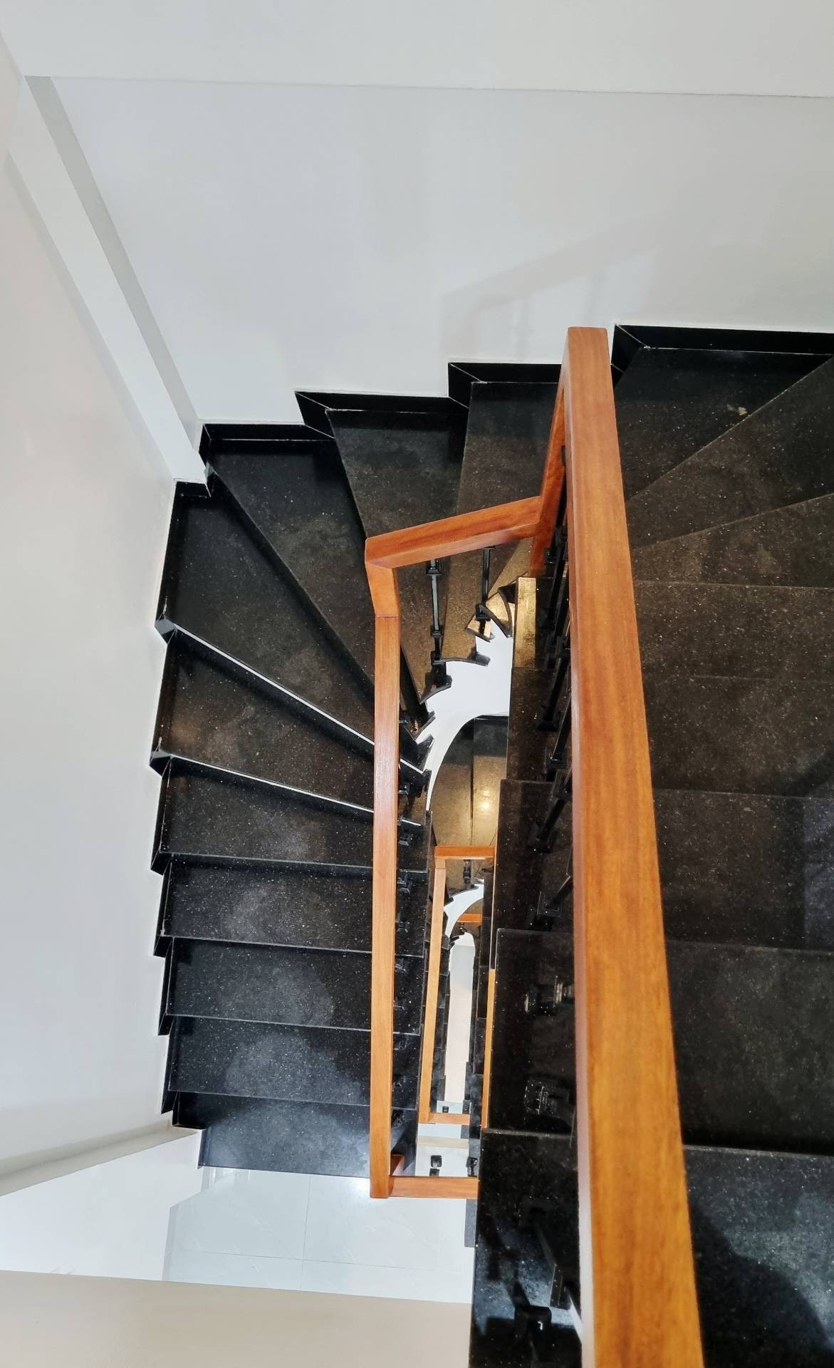 Bán nhà Giáp Bát - diện tích 32m2 5 tầng - ô tô đỗ cửa - giá 12,8 tỷ
