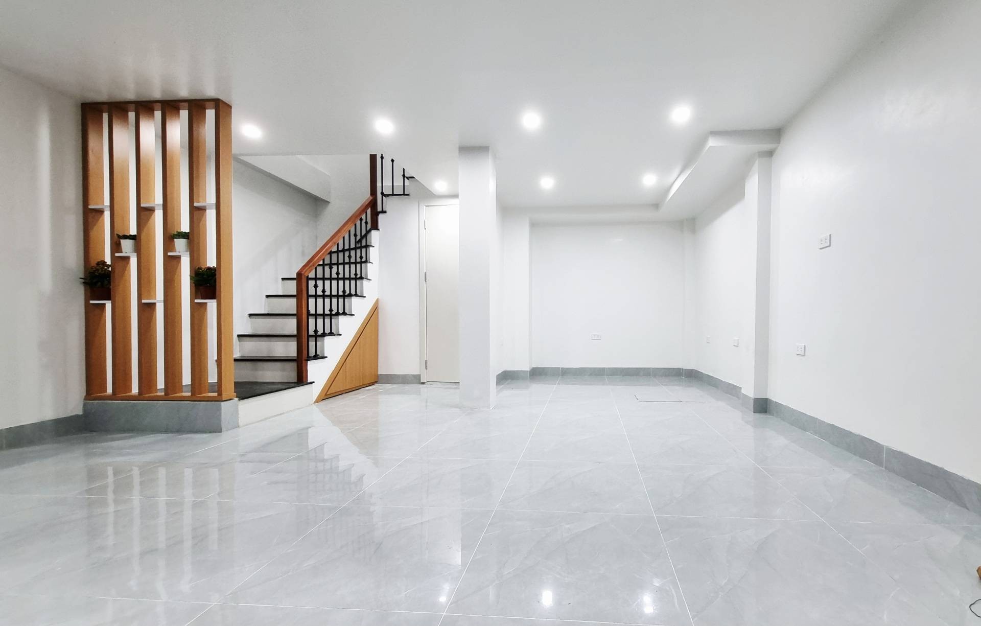 Bán nhà Giáp Bát - diện tích 32m2 5 tầng - ô tô đỗ cửa - giá 12,8 tỷ