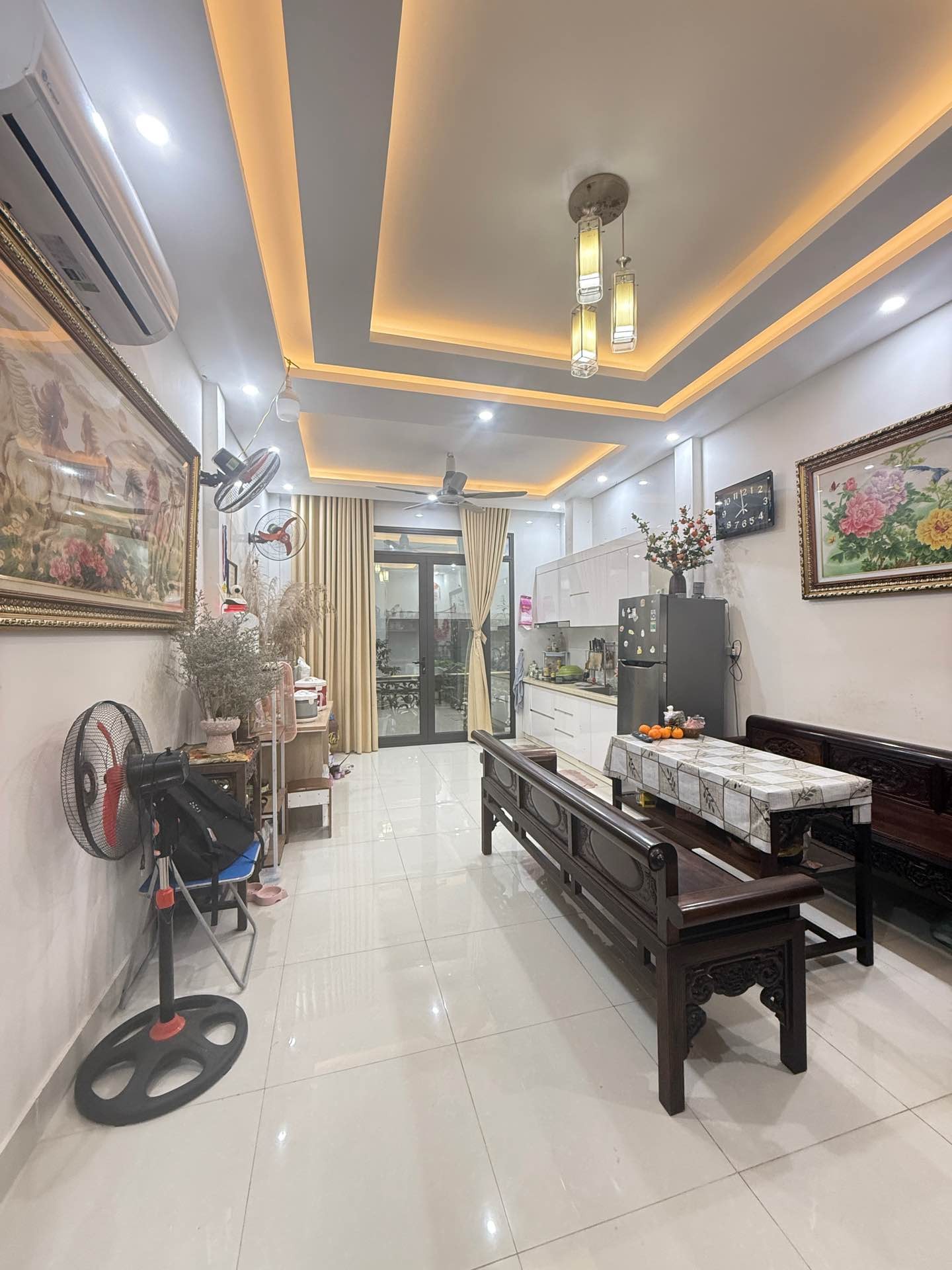 Bán nhà Trung Kính - diện tích 60.7m2 4 tầng - ô tô qua nhà - giá 30 tỷ