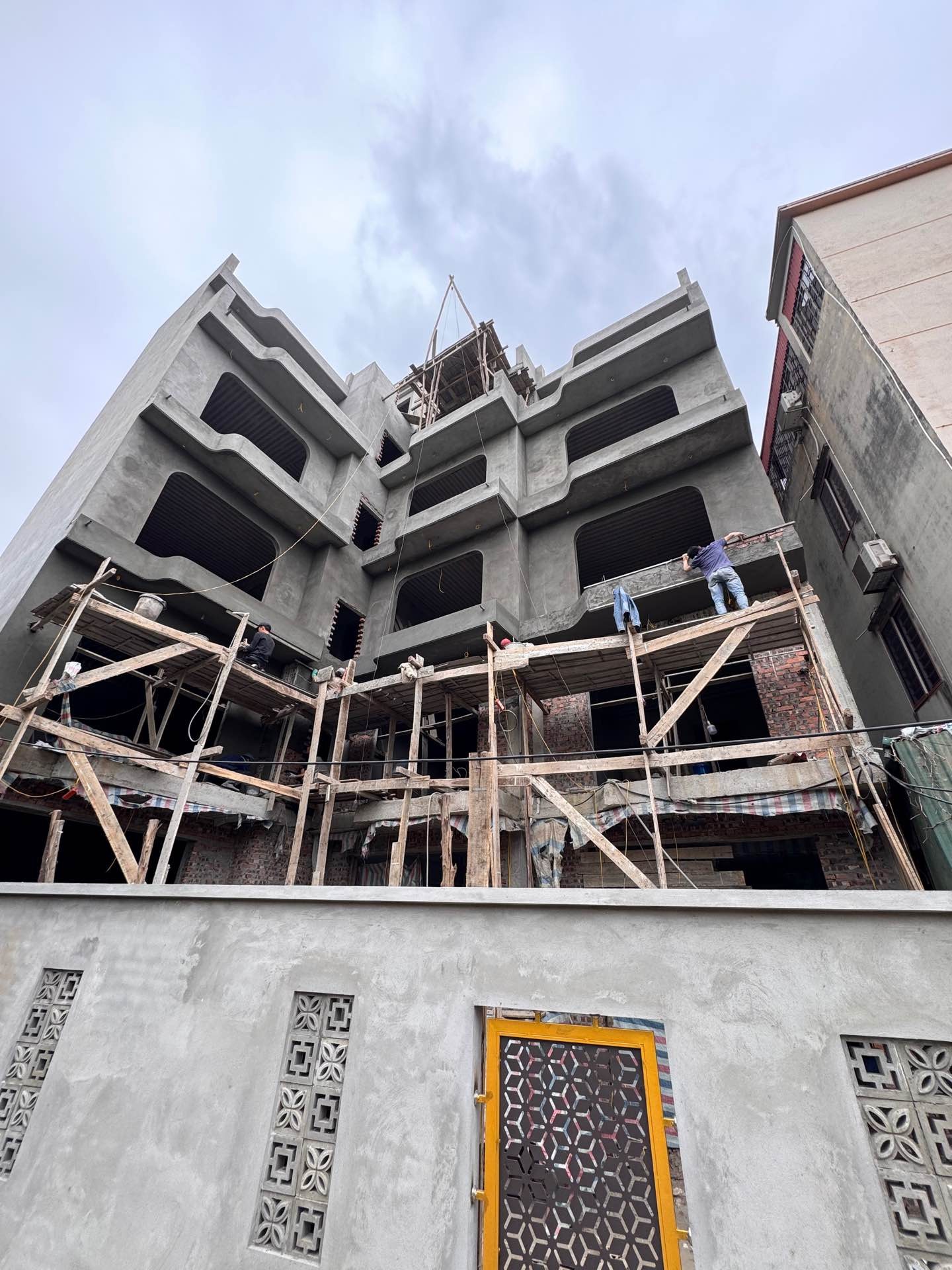 Bán nhà Bằng B - diện tích 50m2 6 tầng - ô tô vào thoải mái - giá 13,8 tỷ