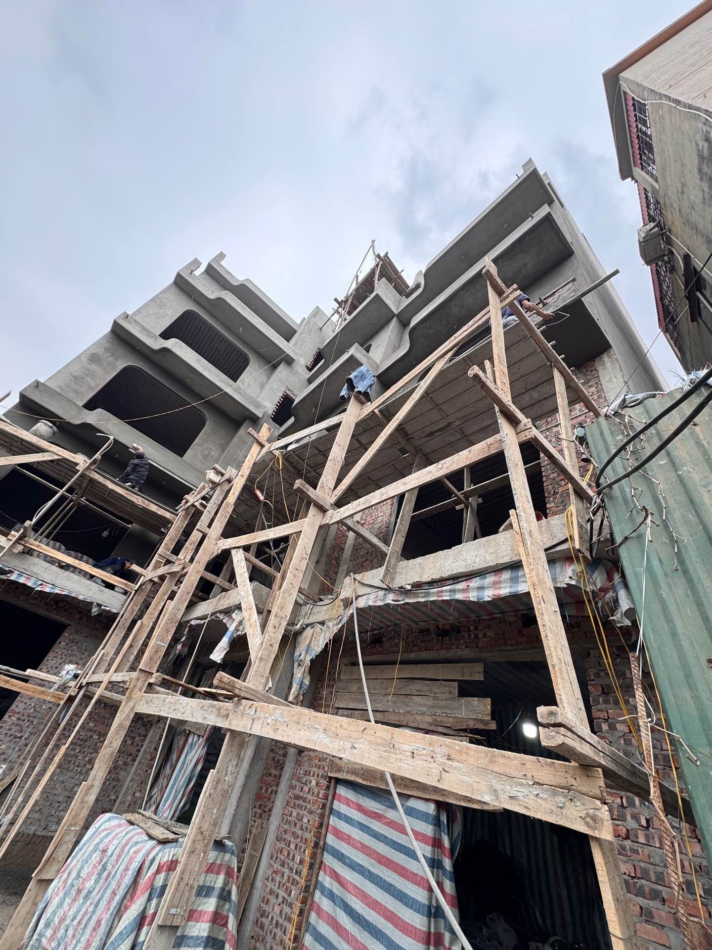 Bán nhà Bằng B - diện tích 50m2 6 tầng - ô tô vào thoải mái - giá 13,8 tỷ