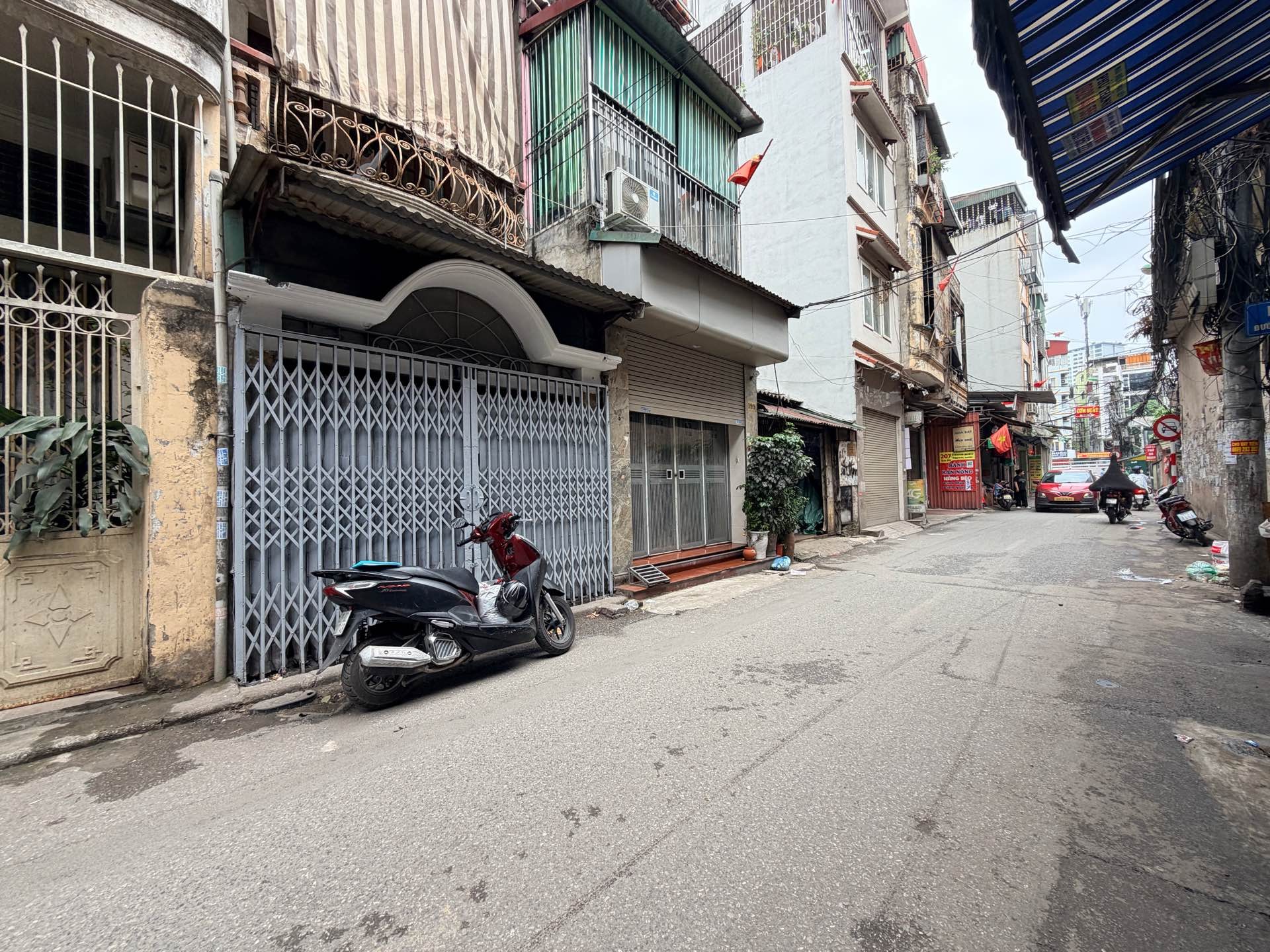 Bán nhà Giáp Bát - diện tích 46m2 3 tầng - Mặt phố kinh doanh sầm uất - giá 17,9 tỷ