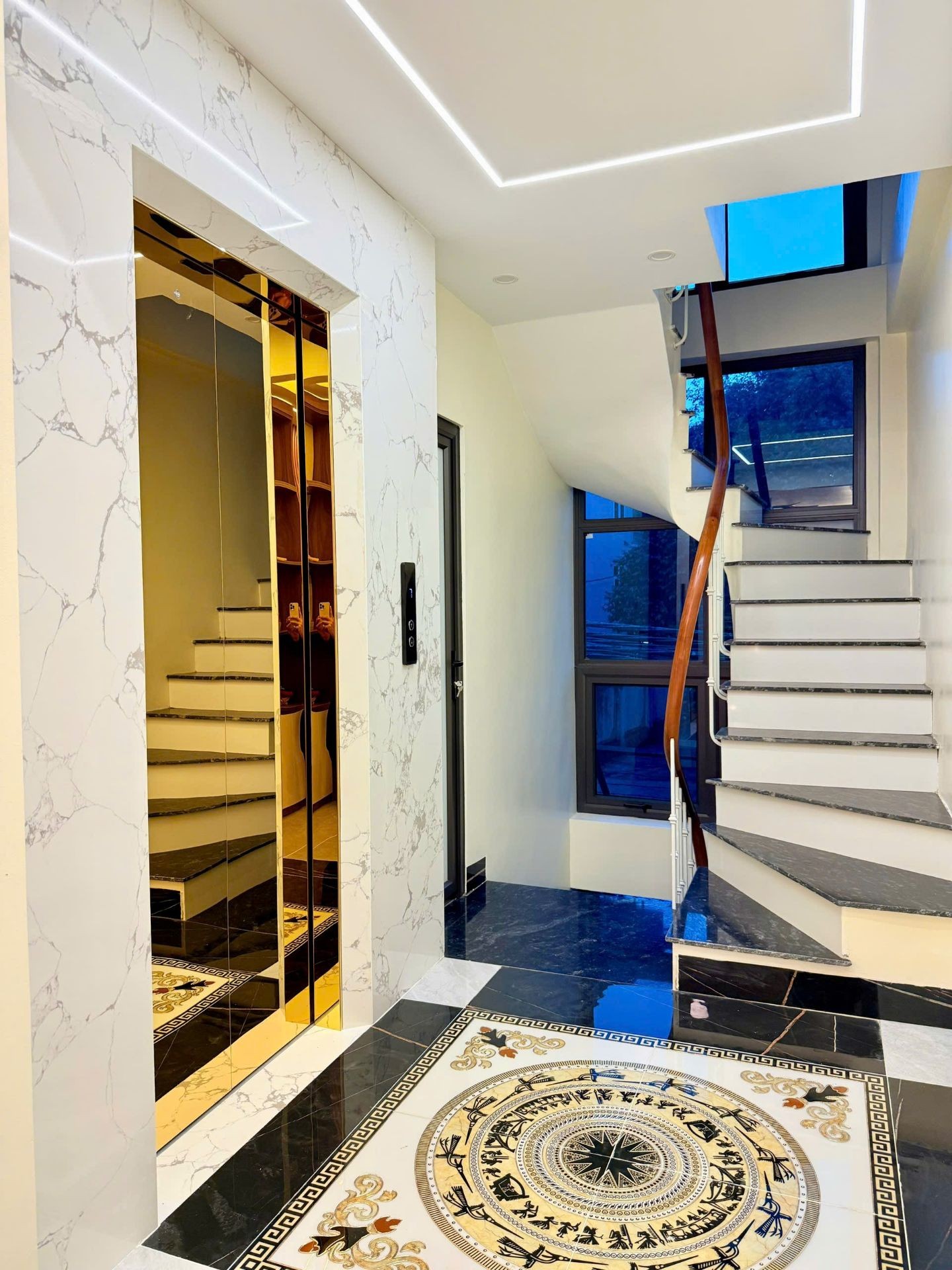 Bán nhà 45 - diện tích 46m2 7 tầng - Ô tô vào nhà - giá 19,5 tỷ
