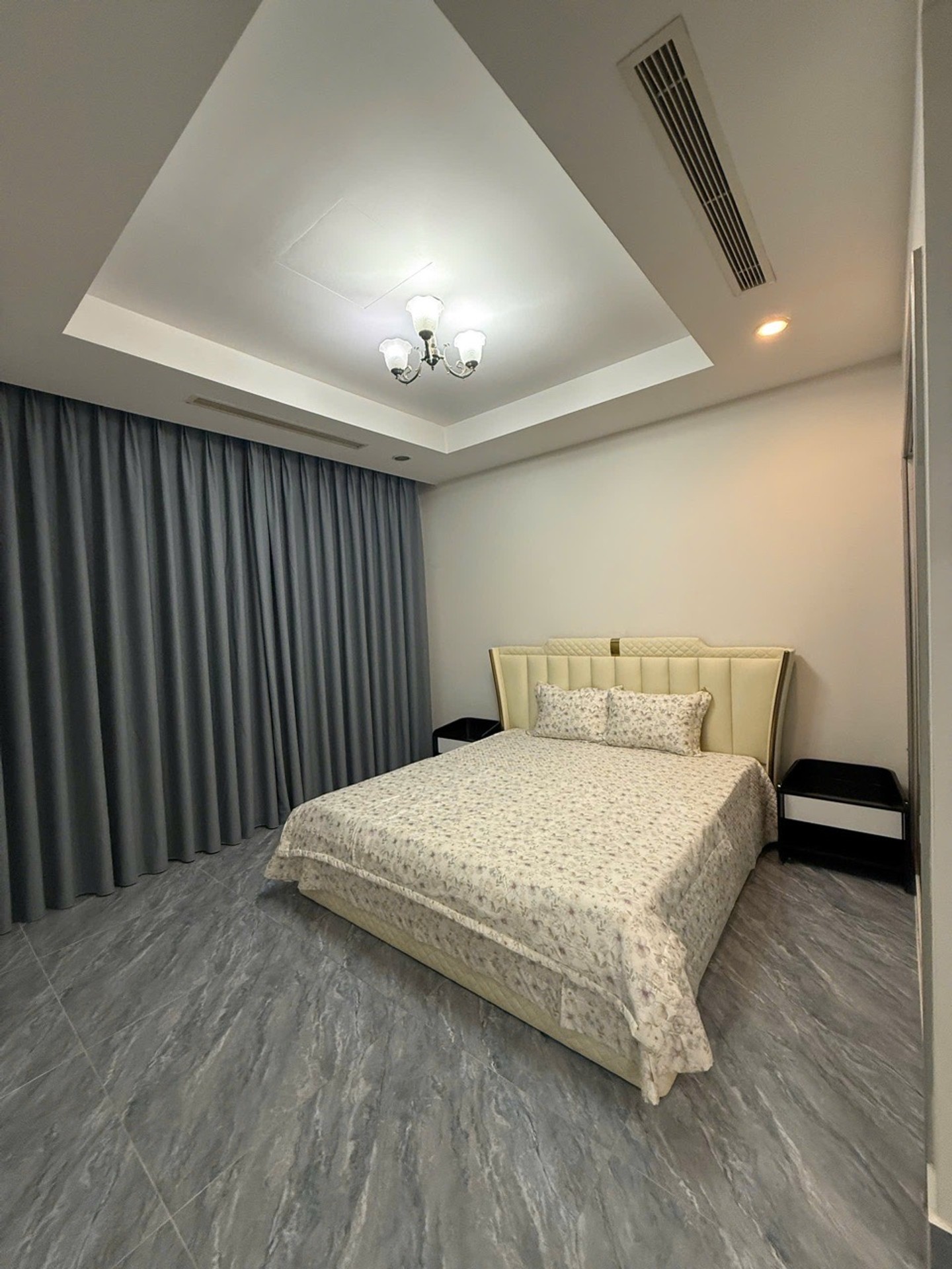 Bán nhà Nguyễn Trãi - diện tích 107m2 1 tầng - Căn hộ cao cấp Royal - giá 13,9 tỷ