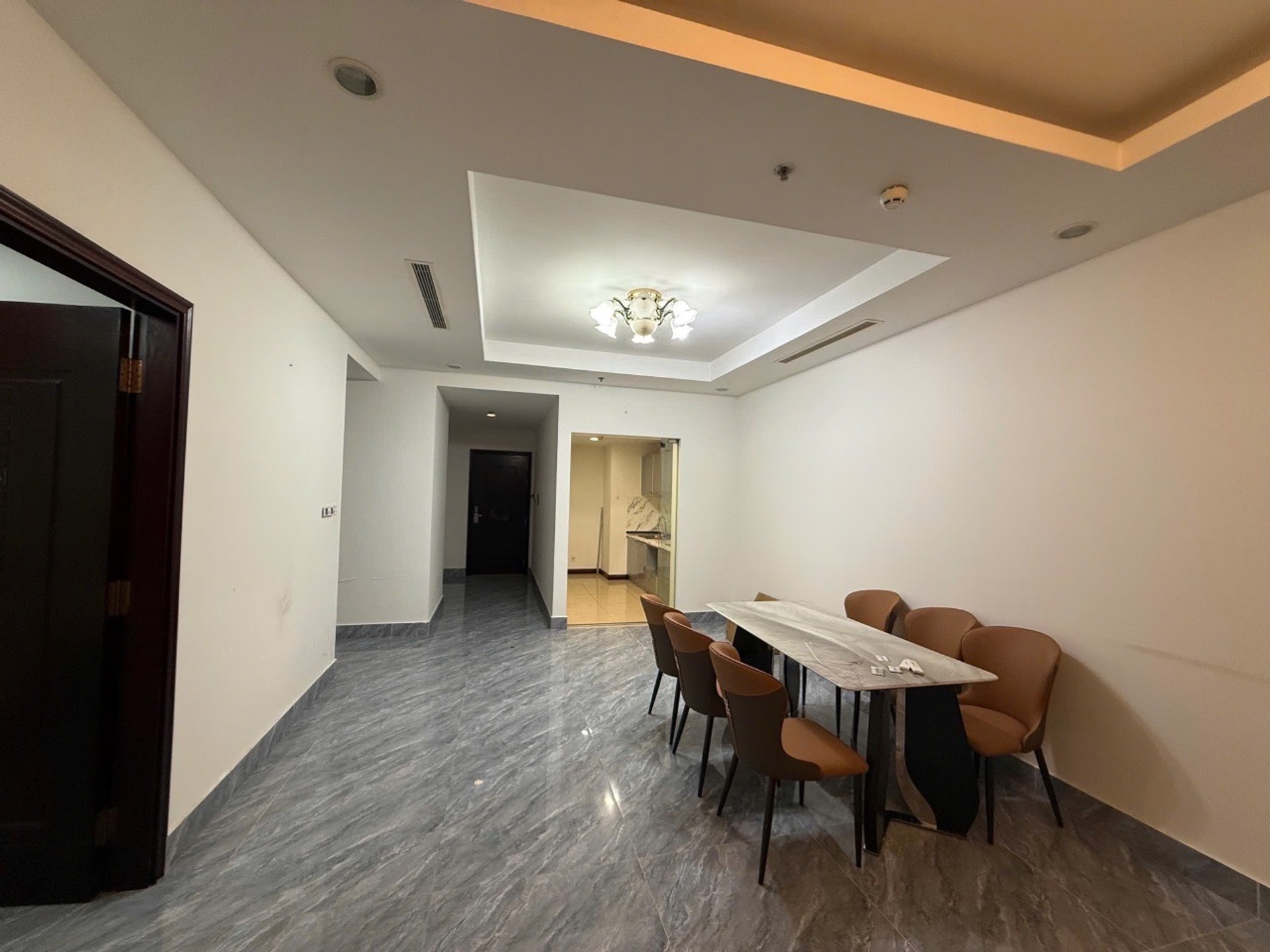 Bán nhà Nguyễn Trãi - diện tích 107m2 1 tầng - Căn hộ cao cấp Royal - giá 13,9 tỷ