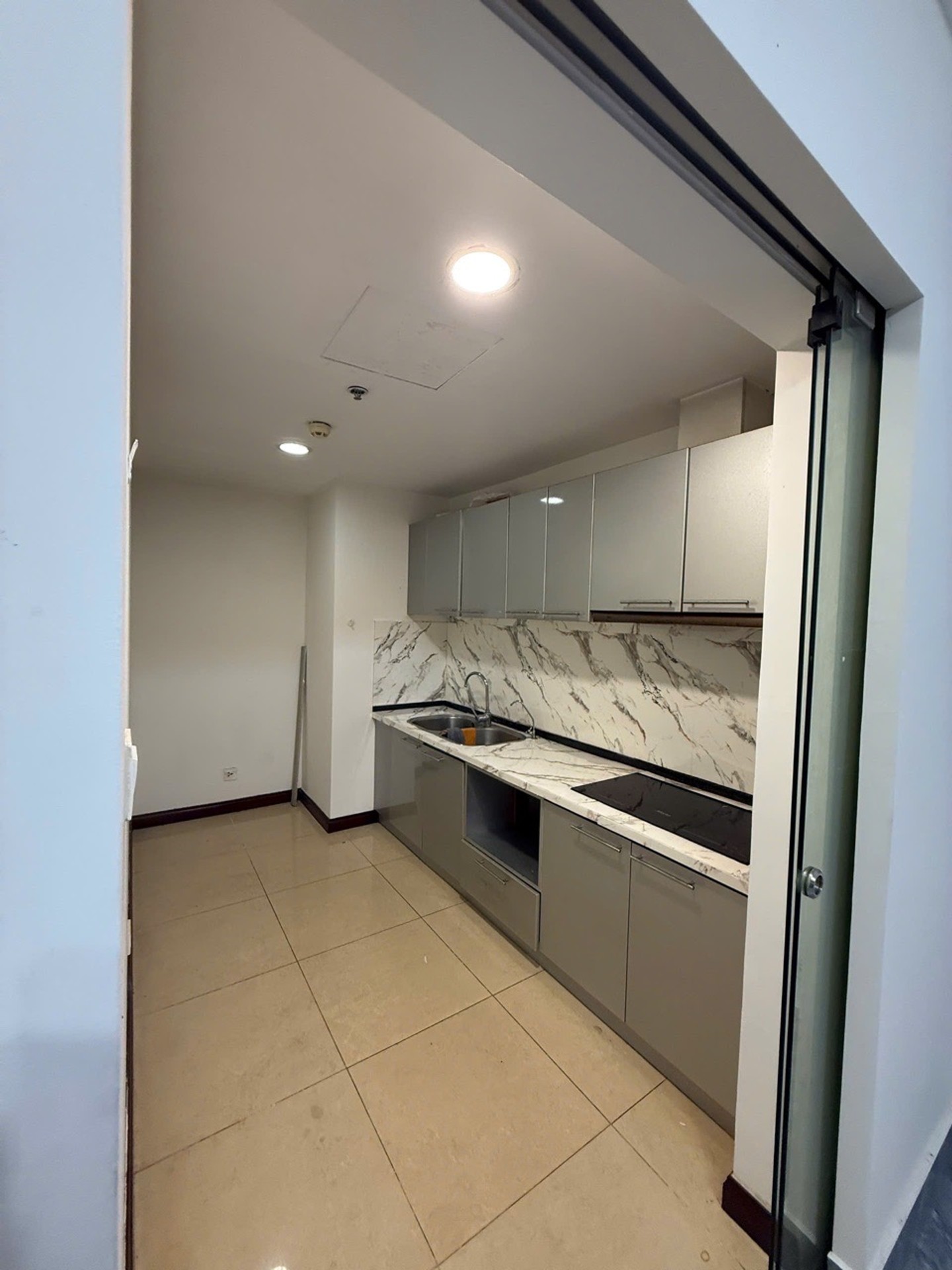 Bán nhà Nguyễn Trãi - diện tích 107m2 1 tầng - Căn hộ cao cấp Royal - giá 13,9 tỷ
