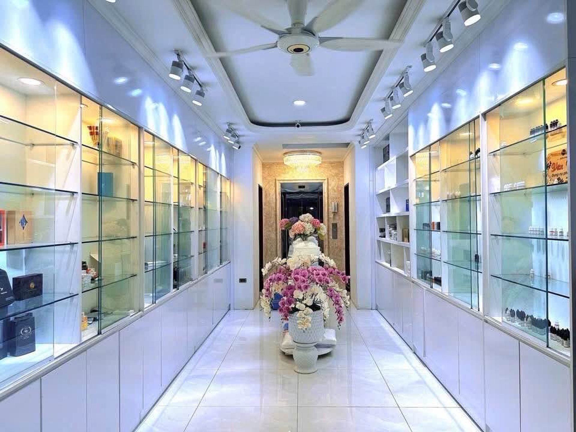 Bán nhà Thái Thịnh - diện tích 61.7m2 7 tầng - Ô TÔ - giá 26 tỷ