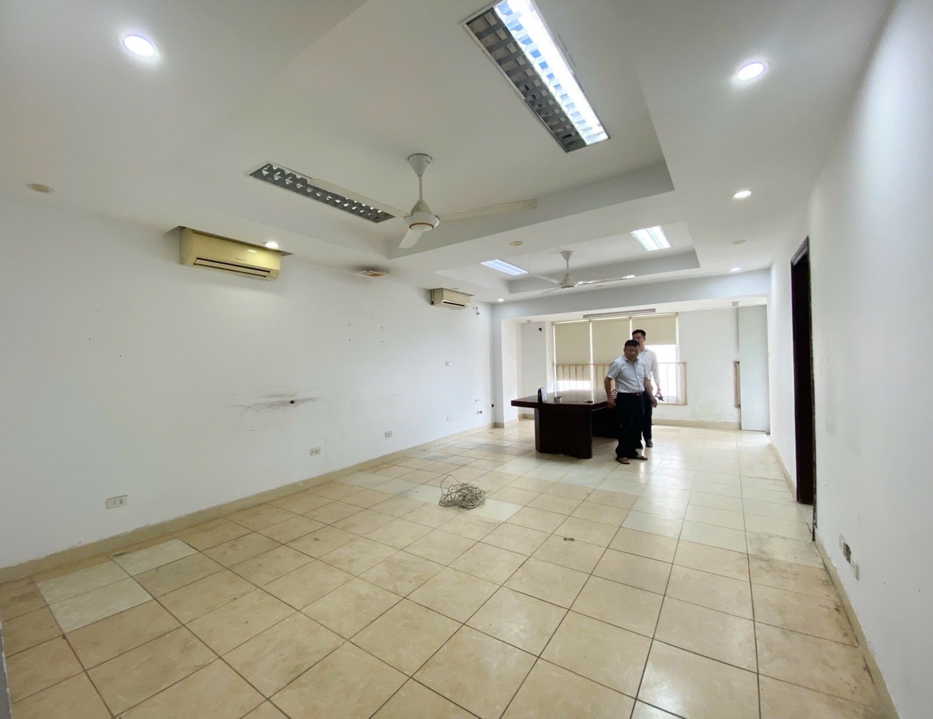 Bán nhà Khuất Duy Tiến - diện tích 90m2 1 tầng - Căn hộ đẹp - giá 6,8 tỷ
