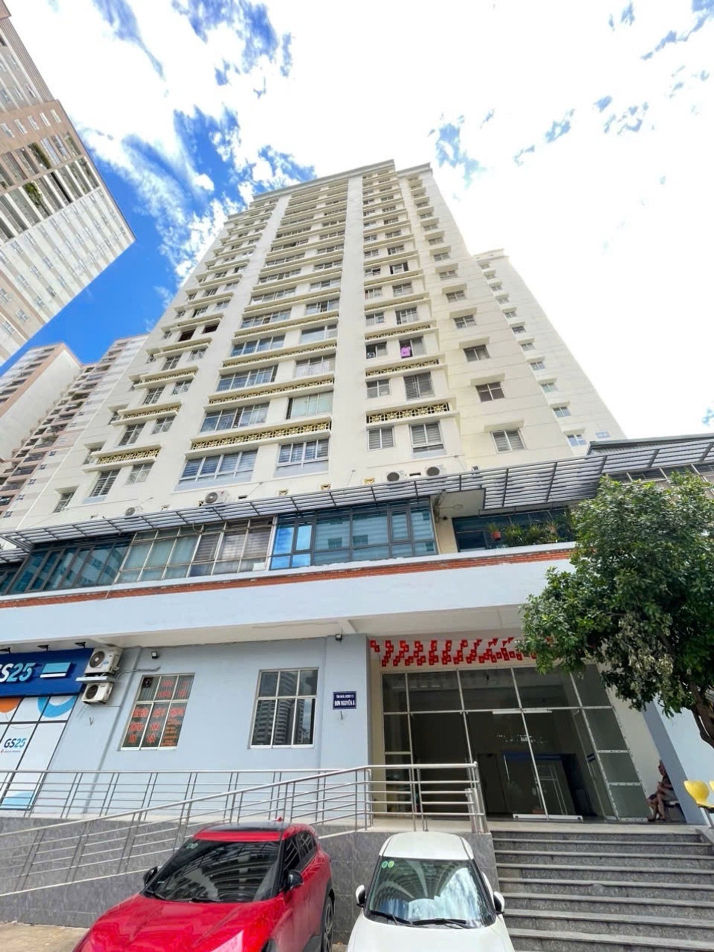 Bán nhà Khuất Duy Tiến - diện tích 90m2 1 tầng - Căn hộ đẹp - giá 6,8 tỷ